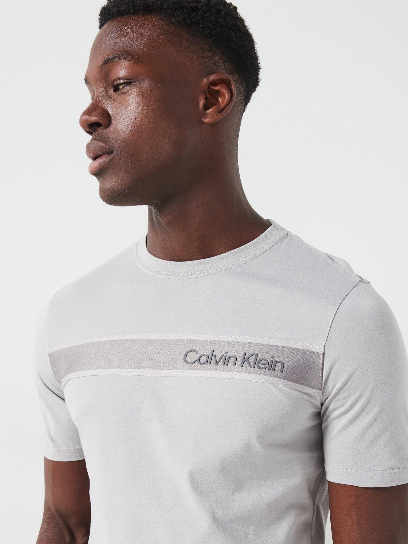 calvin-klein-sport-calvin-klein-sport-chest-tape-logo-relaxed-fit-t-shirt-light-greyoutfit