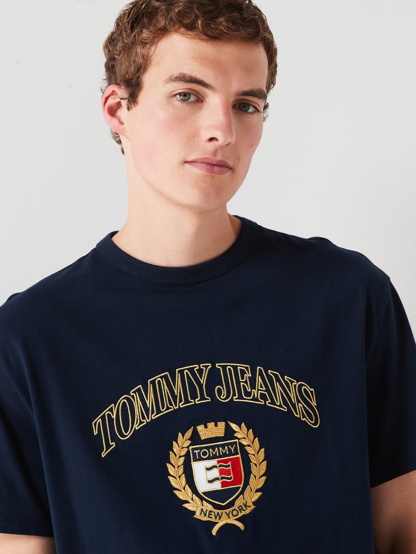 tommy-jeans-tommy-jeans-regular-fit-gold-embroided-crest-t-shirt-navyoutfit