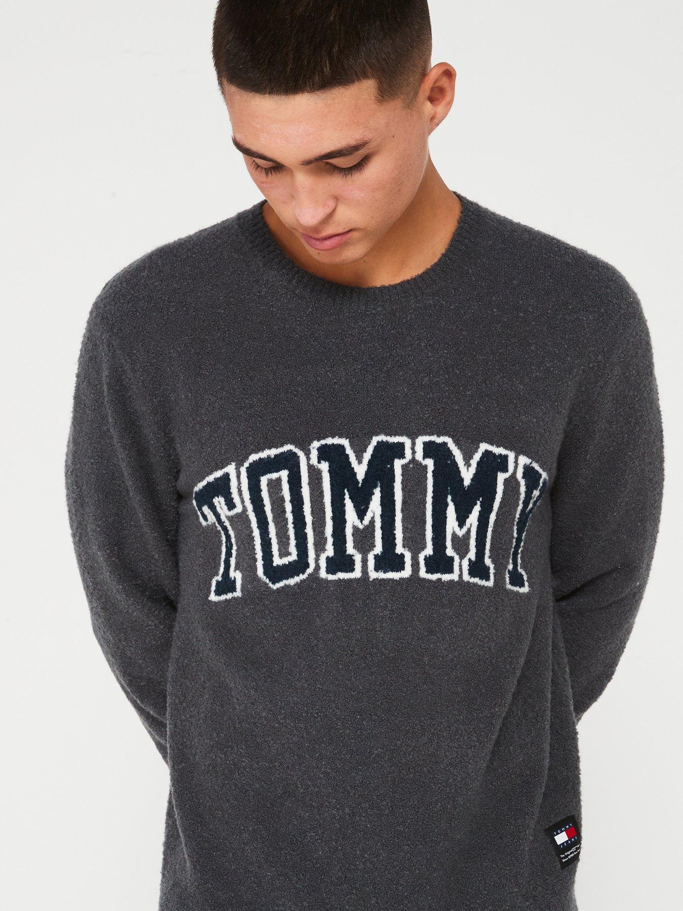 tommy-jeans-tommy-jeans-slim-fit-varsity-logo-boucle-knitted-jumper-dark-greyoutfit