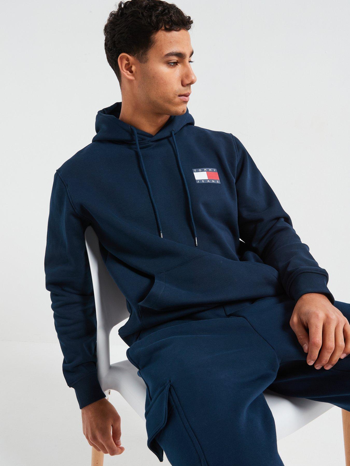 tommy-jeans-regular-fit-badge-left-hoodie-navyoutfit