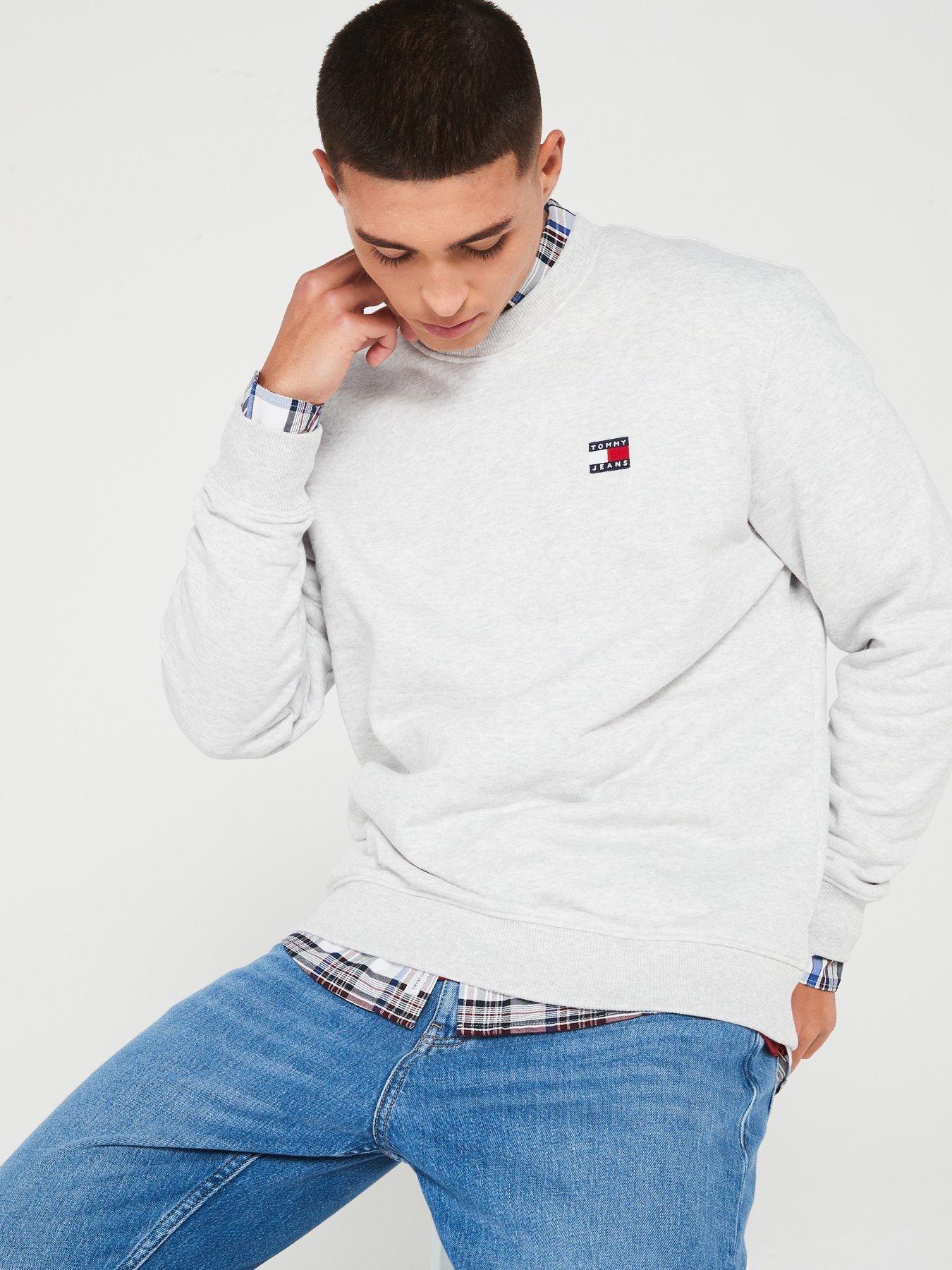 tommy-jeans-tommy-jeans-regular-fit-left-chest-badge-crew-sweat-light-greyoutfit