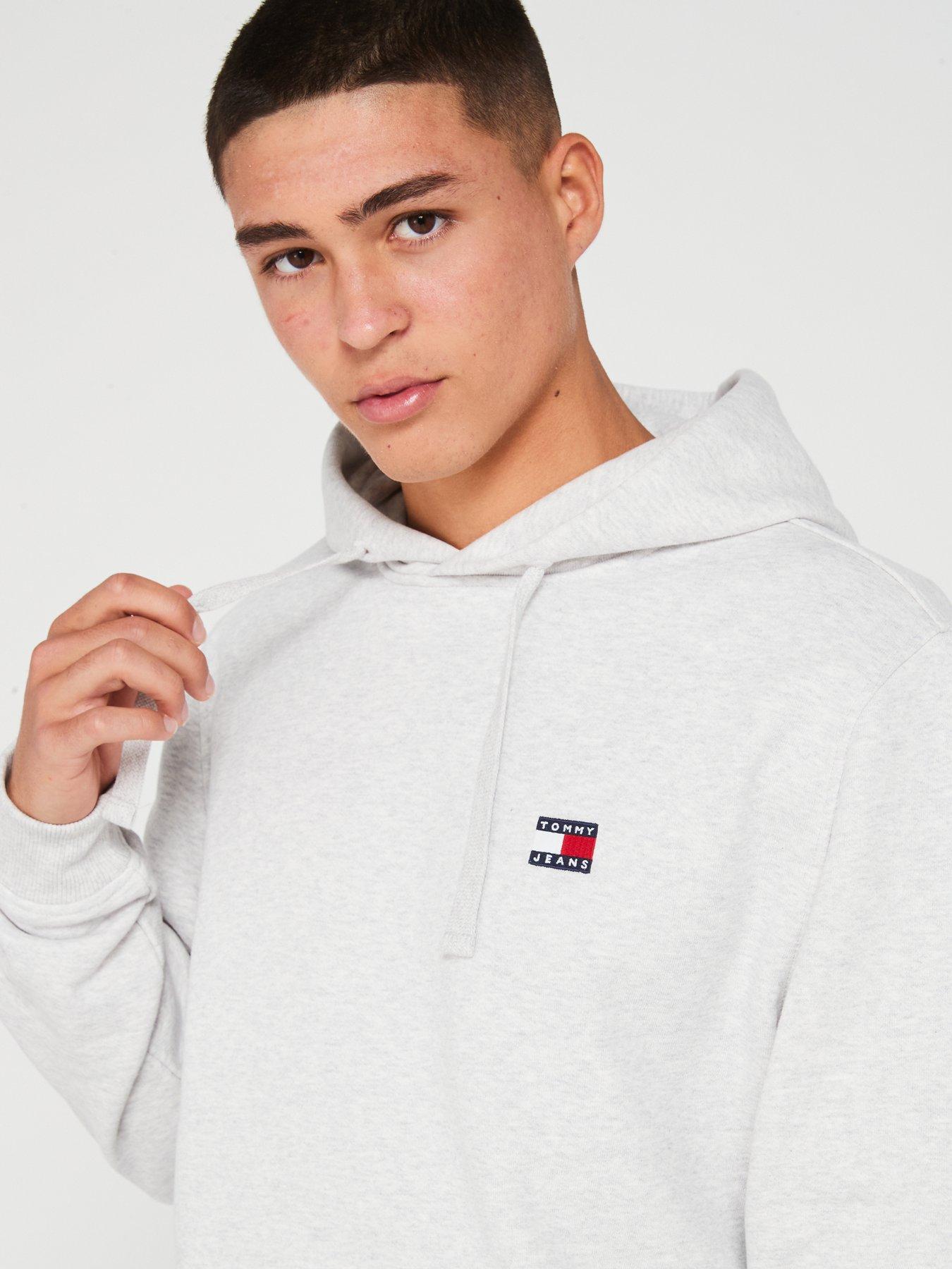 tommy-jeans-tommy-jeans-regular-fit-left-chest-badge-hoodie-light-greyoutfit