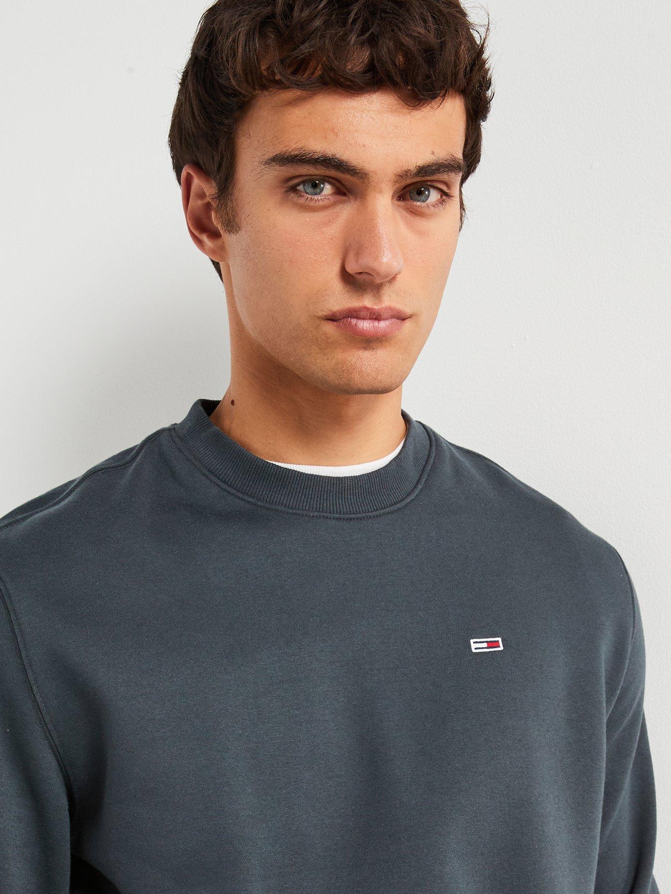 tommy-jeans-tommy-jeans-regular-fit-small-flag-crew-sweat-dark-greyoutfit