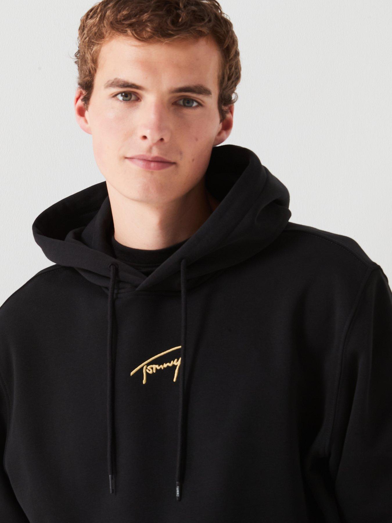 tommy-jeans-tommy-jeans-regular-fit-gold-signature-hoodie-blackoutfit