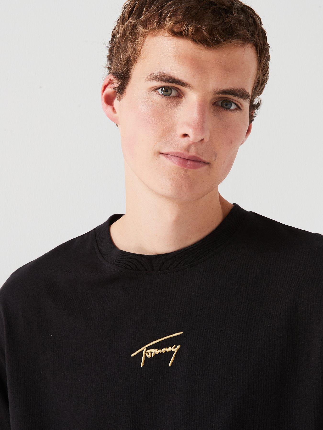 tommy-jeans-tommy-jeans-regular-fit-gold-signature-centre-logo-t-shirt-blackoutfit