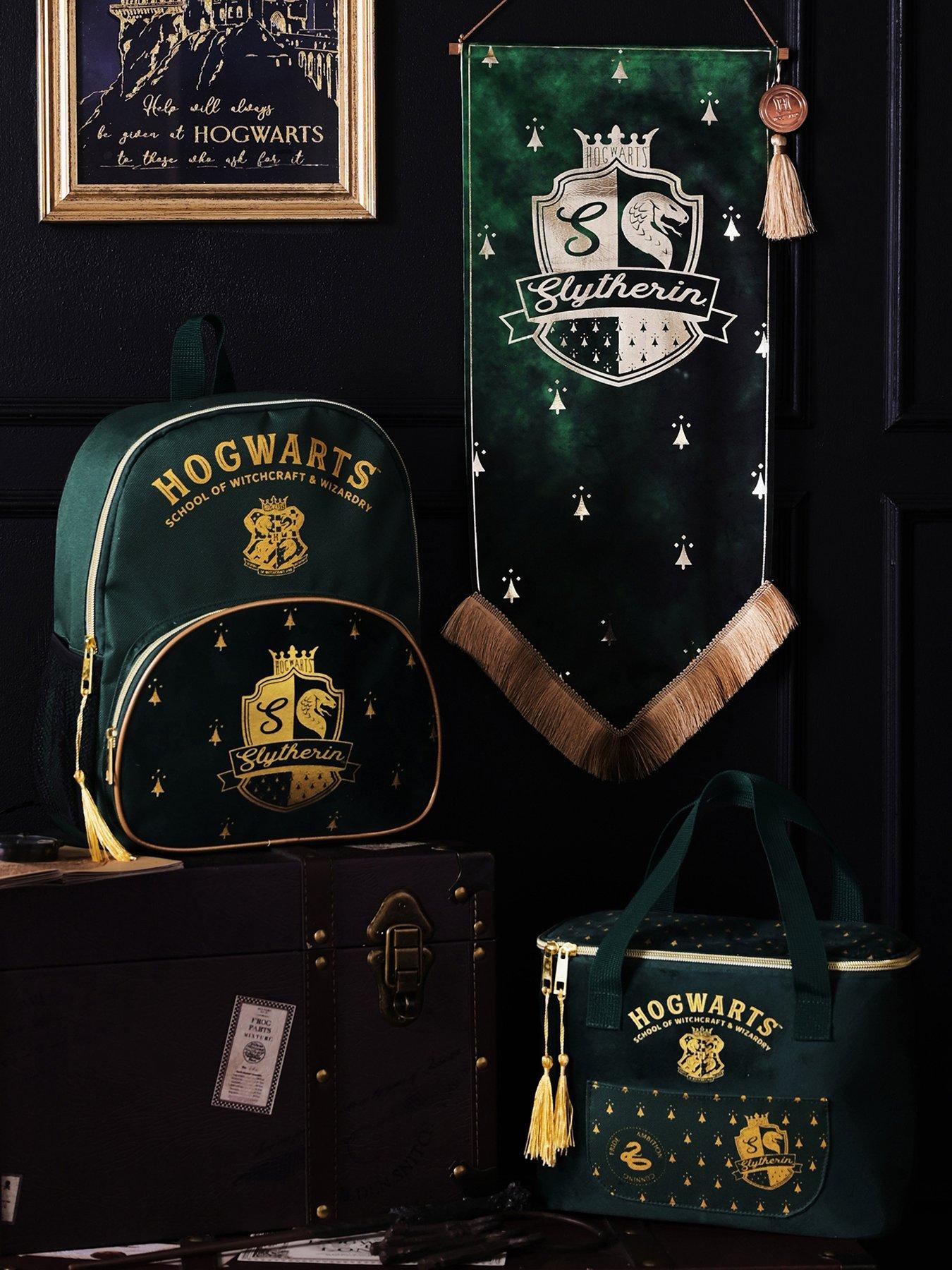 warner-bros-harry-potter-alumni-backpack-slytherindetail