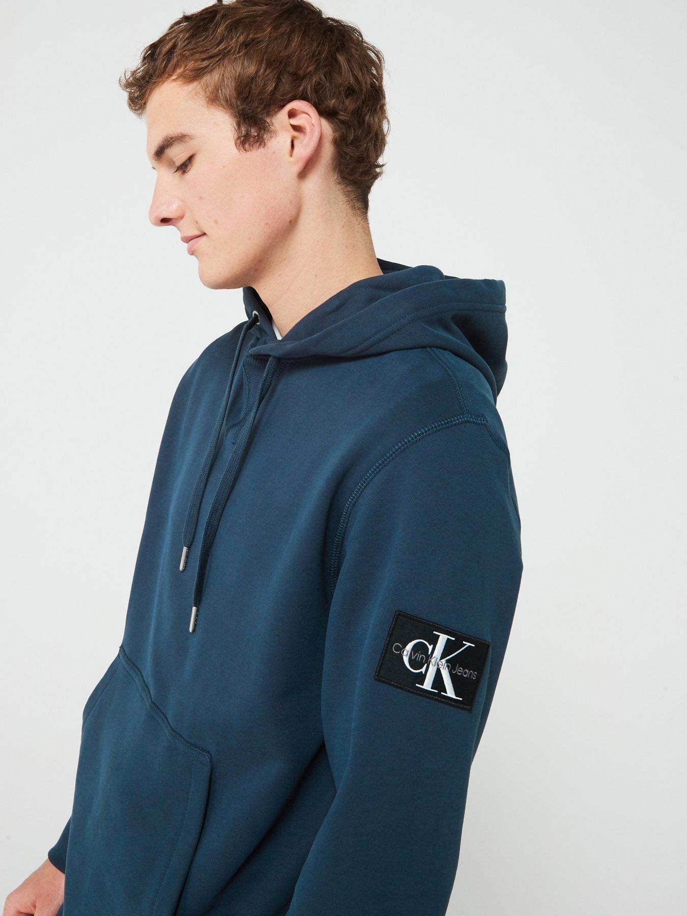 calvin-klein-jeans-calvin-klein-jeans-badge-sleeve-overhead-hoodie-navyoutfit