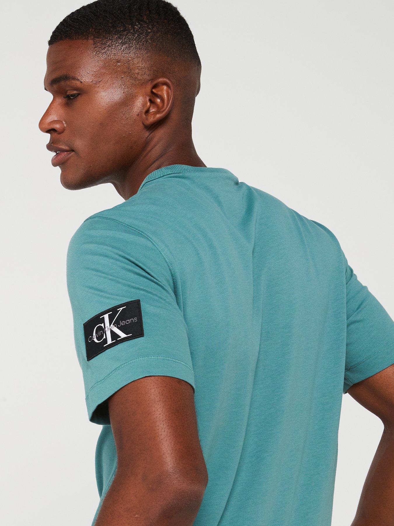 calvin-klein-jeans-calvin-klein-jeans-badge-sleeve-regular-fit-t-shirt-light-greenoutfit