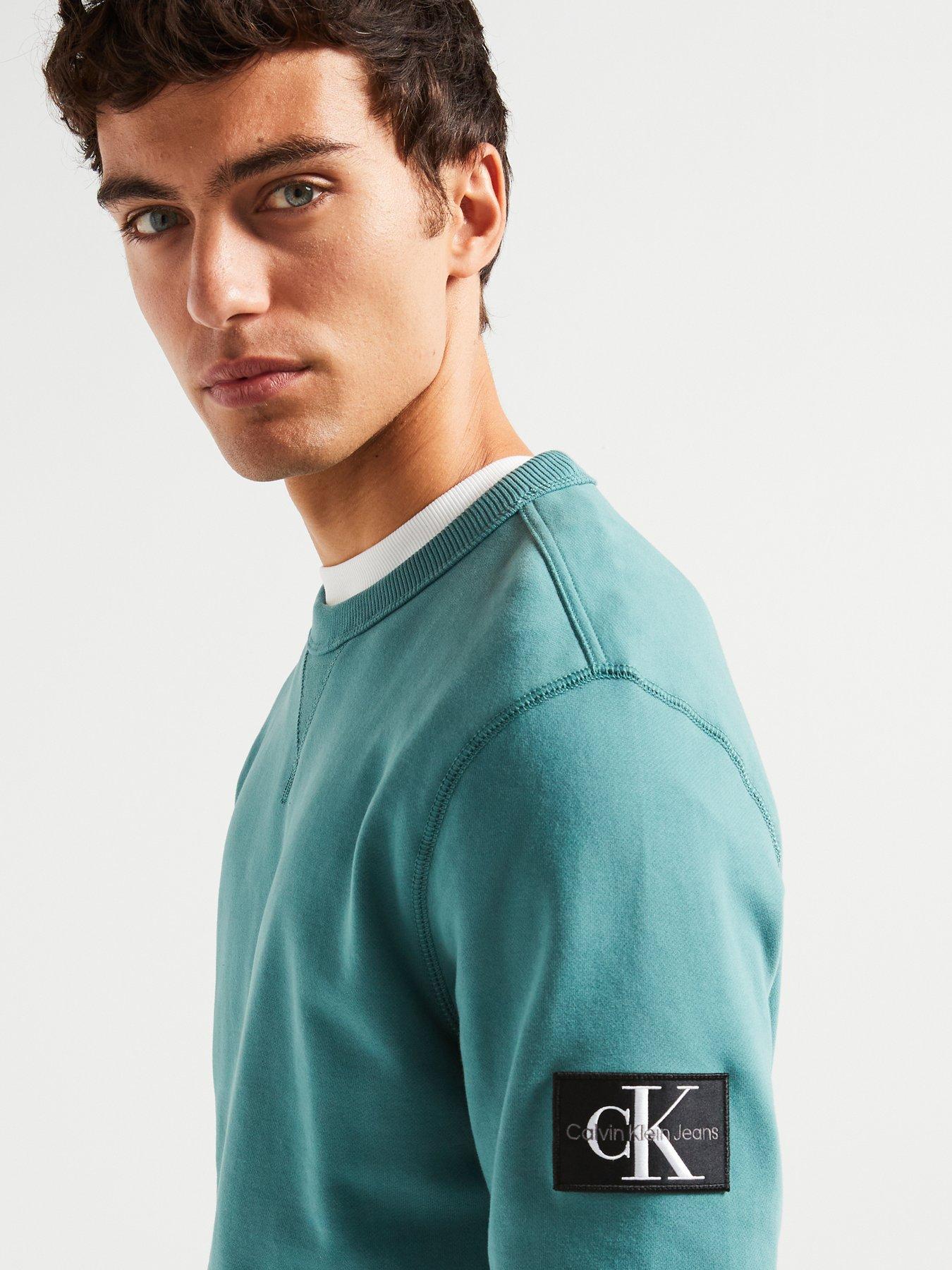 calvin-klein-jeans-badge-sleeve-crew-sweat-light-greenoutfit