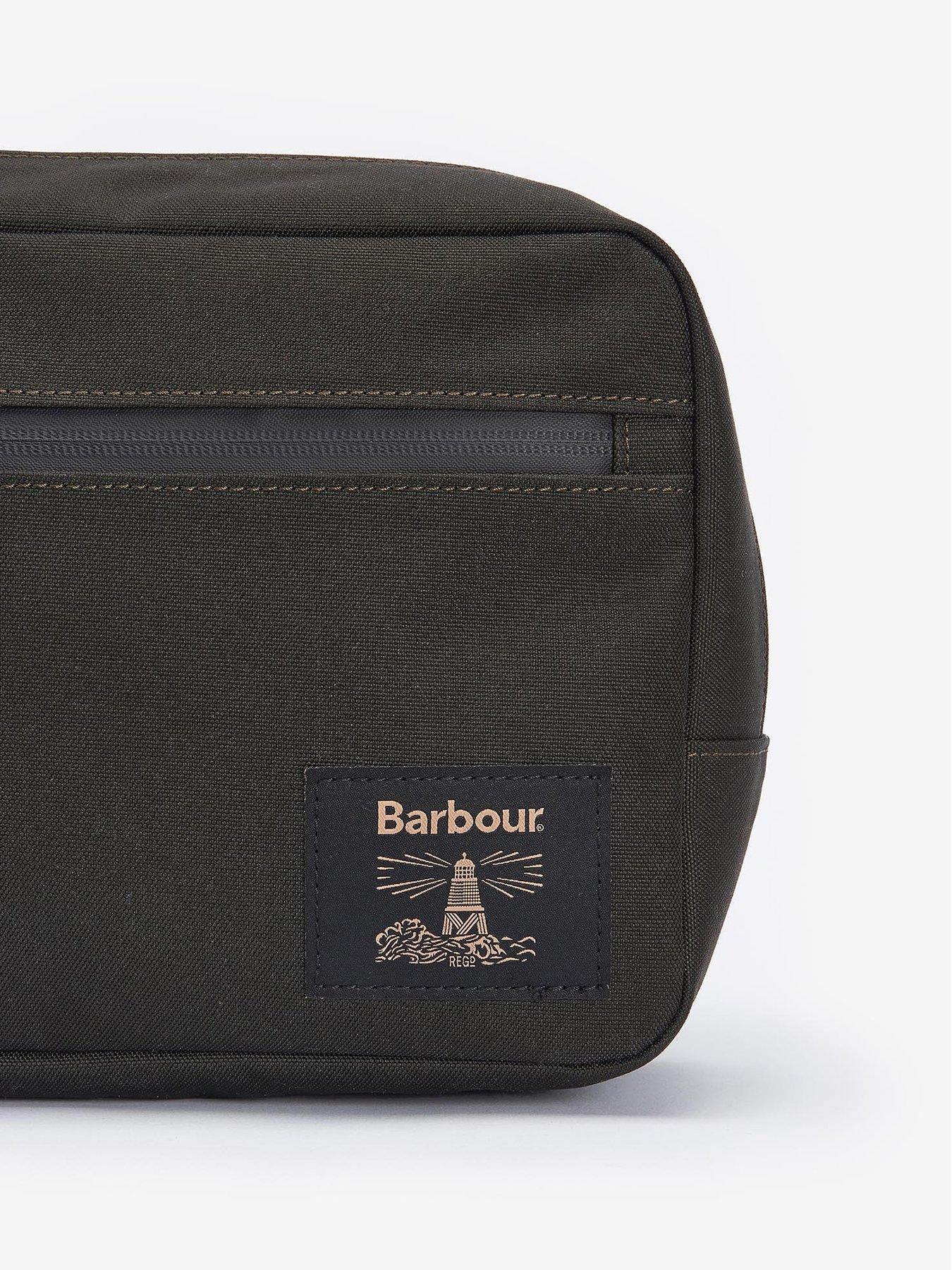 barbour-barbour-field-canvas-washbag-dark-greenoutfit