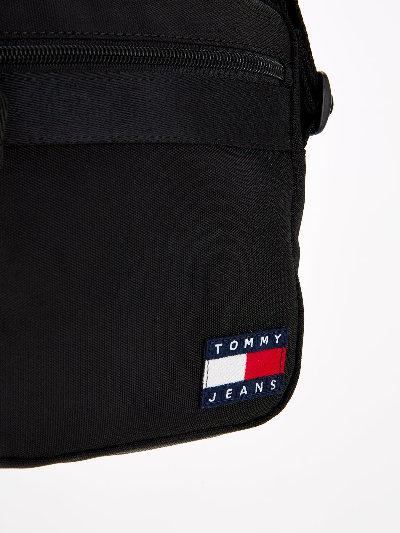 tommy-jeans-tommy-jeans-essential-daily-flag-reporter-bag-blackoutfit