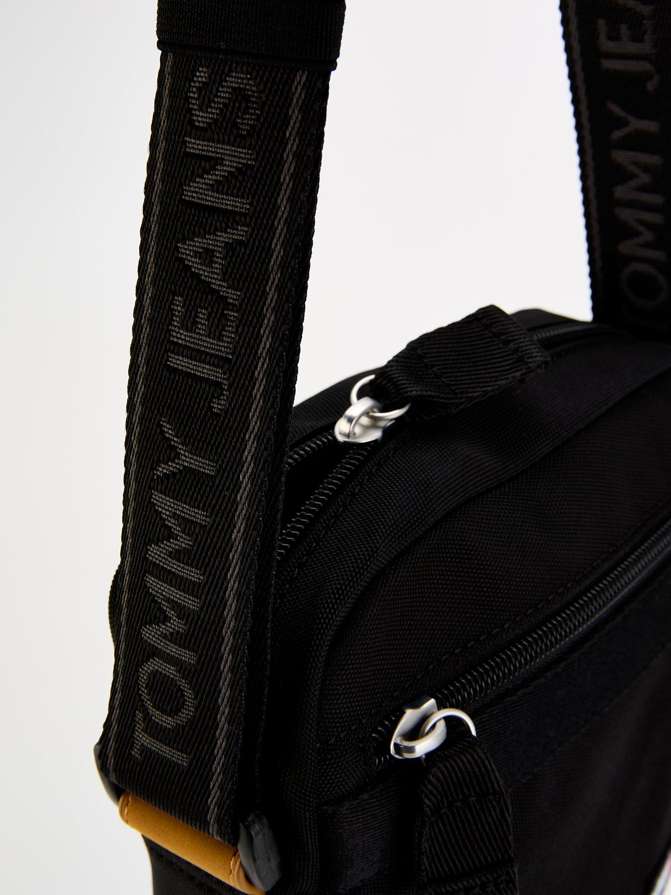 tommy-jeans-tommy-jeans-essential-daily-flag-reporter-bag-blackdetail