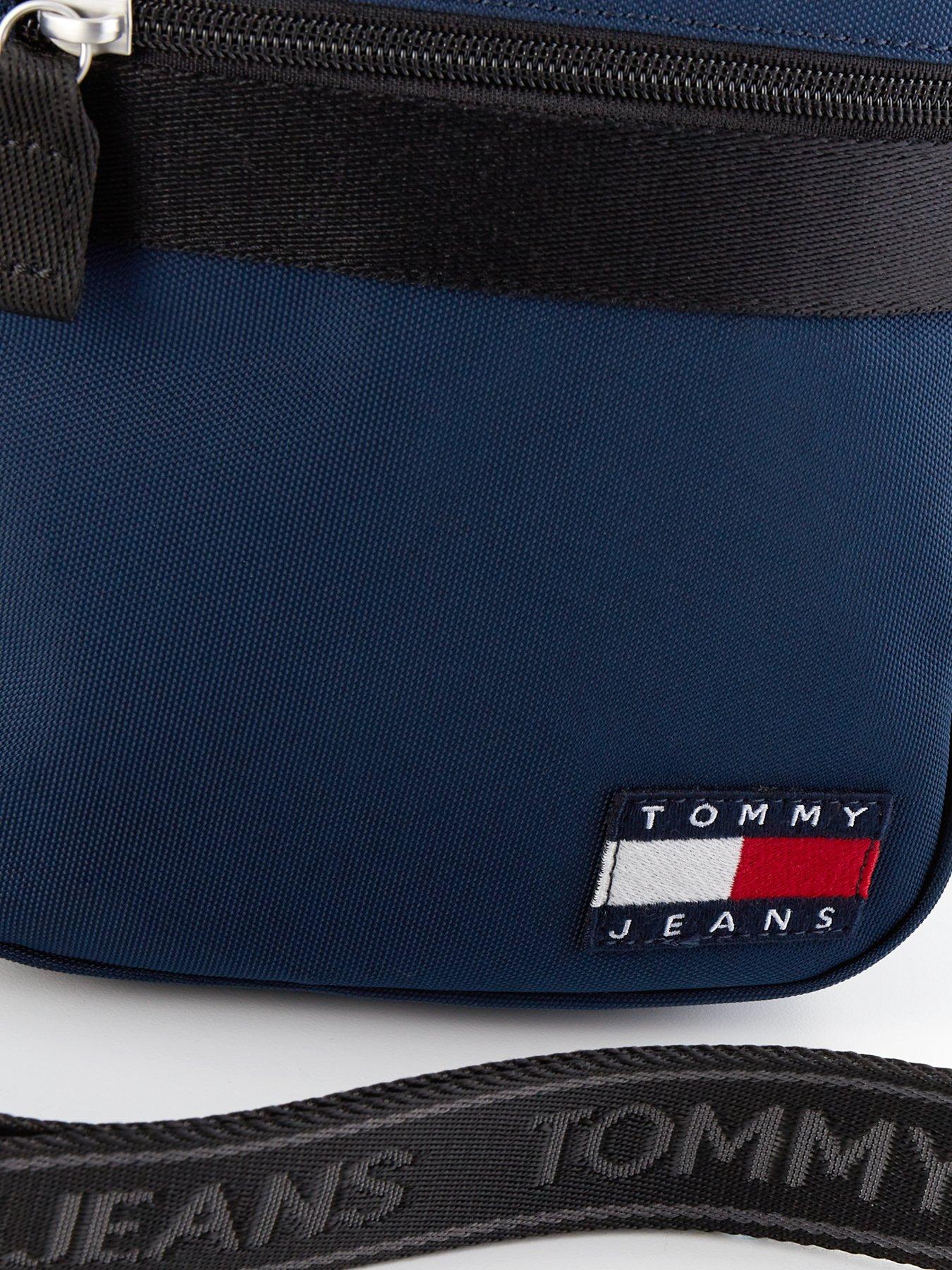 tommy-jeans-tommy-jeans-essential-daily-flag-reporter-bag-navyoutfit