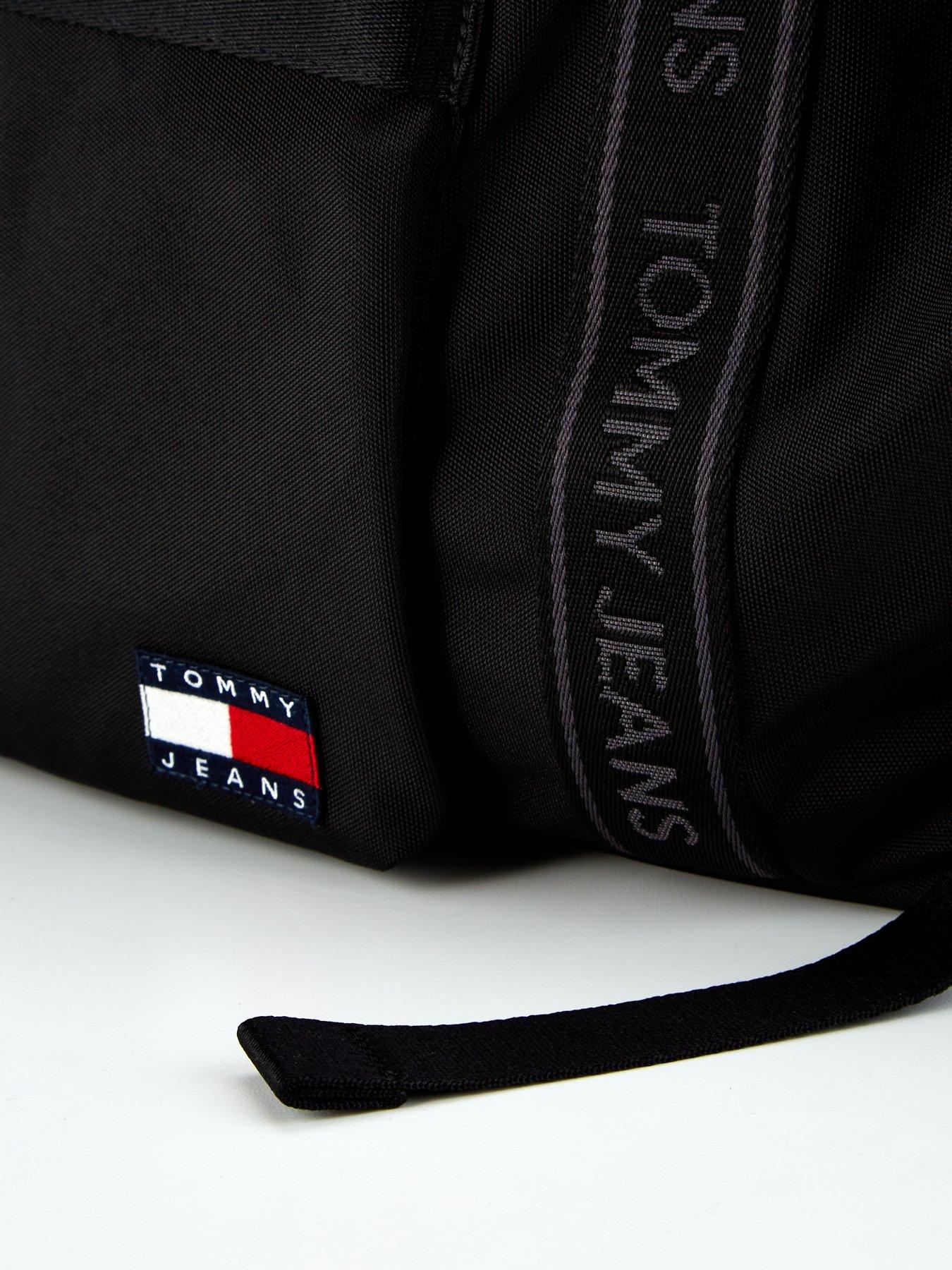 tommy-jeans-tommy-jeans-essential-daily-flag-duffle-backpack-blackoutfit