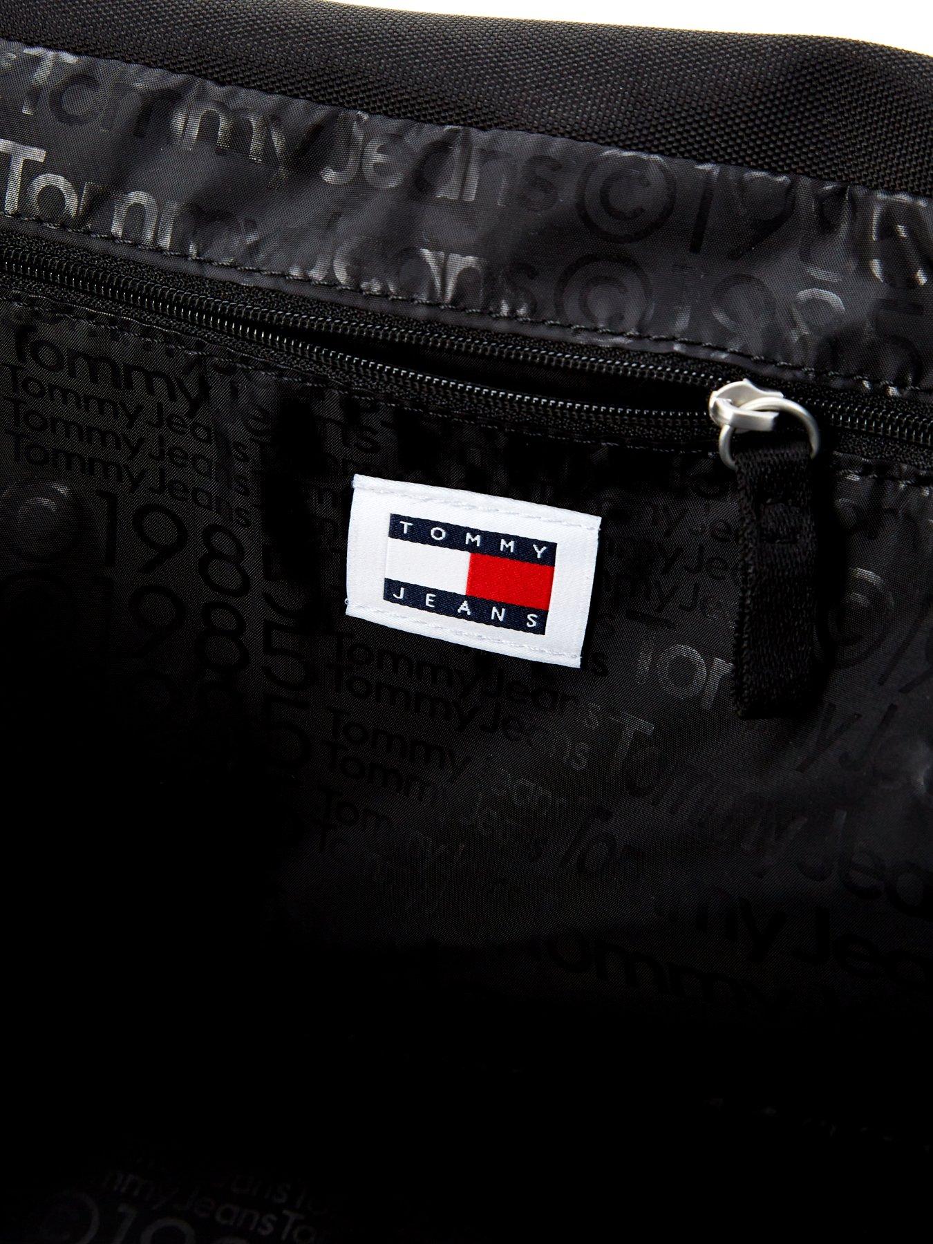 tommy-jeans-tommy-jeans-essential-daily-flag-duffle-backpack-blackdetail