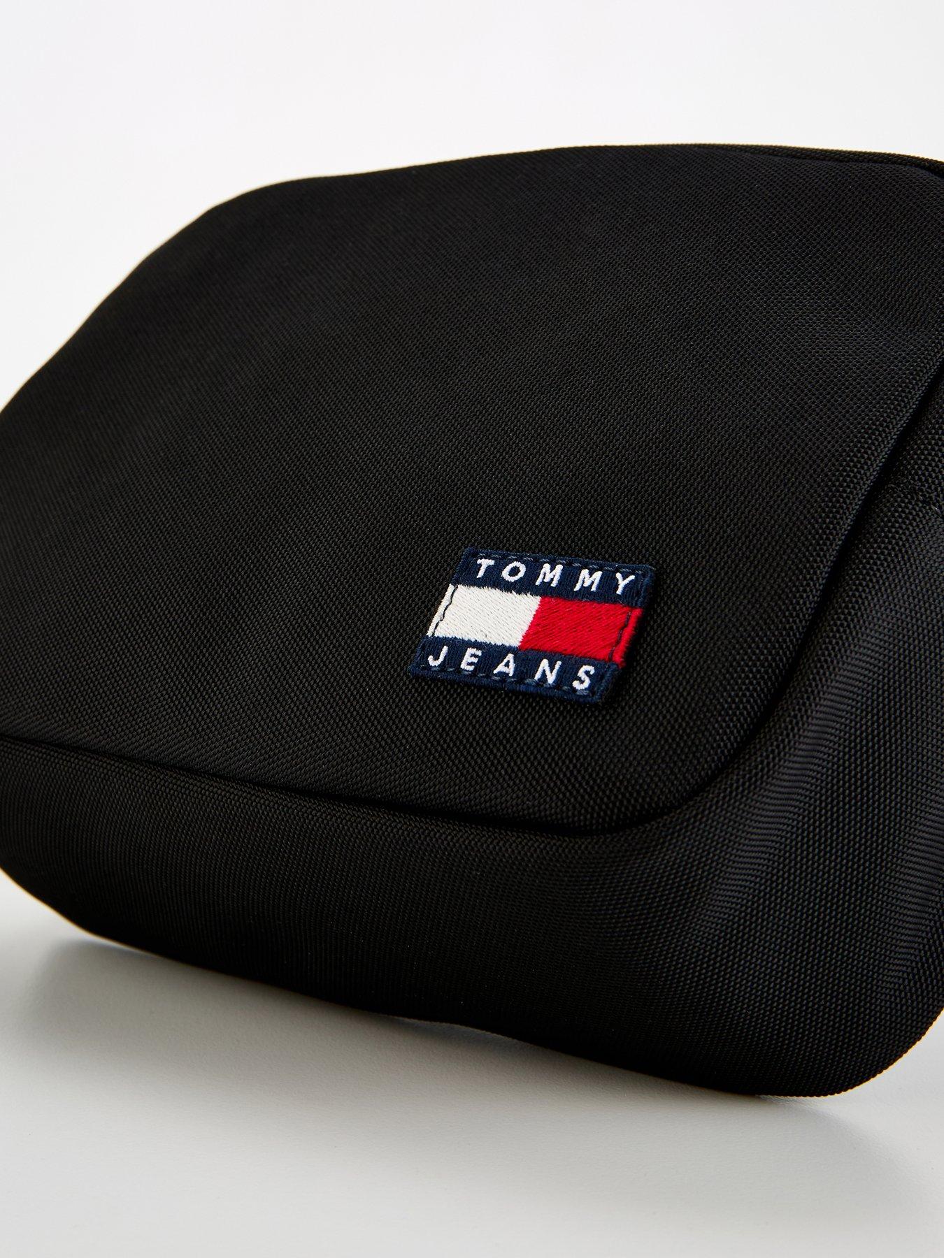 tommy-jeans-tommy-jeans-essential-daily-flag-washbag-blackoutfit