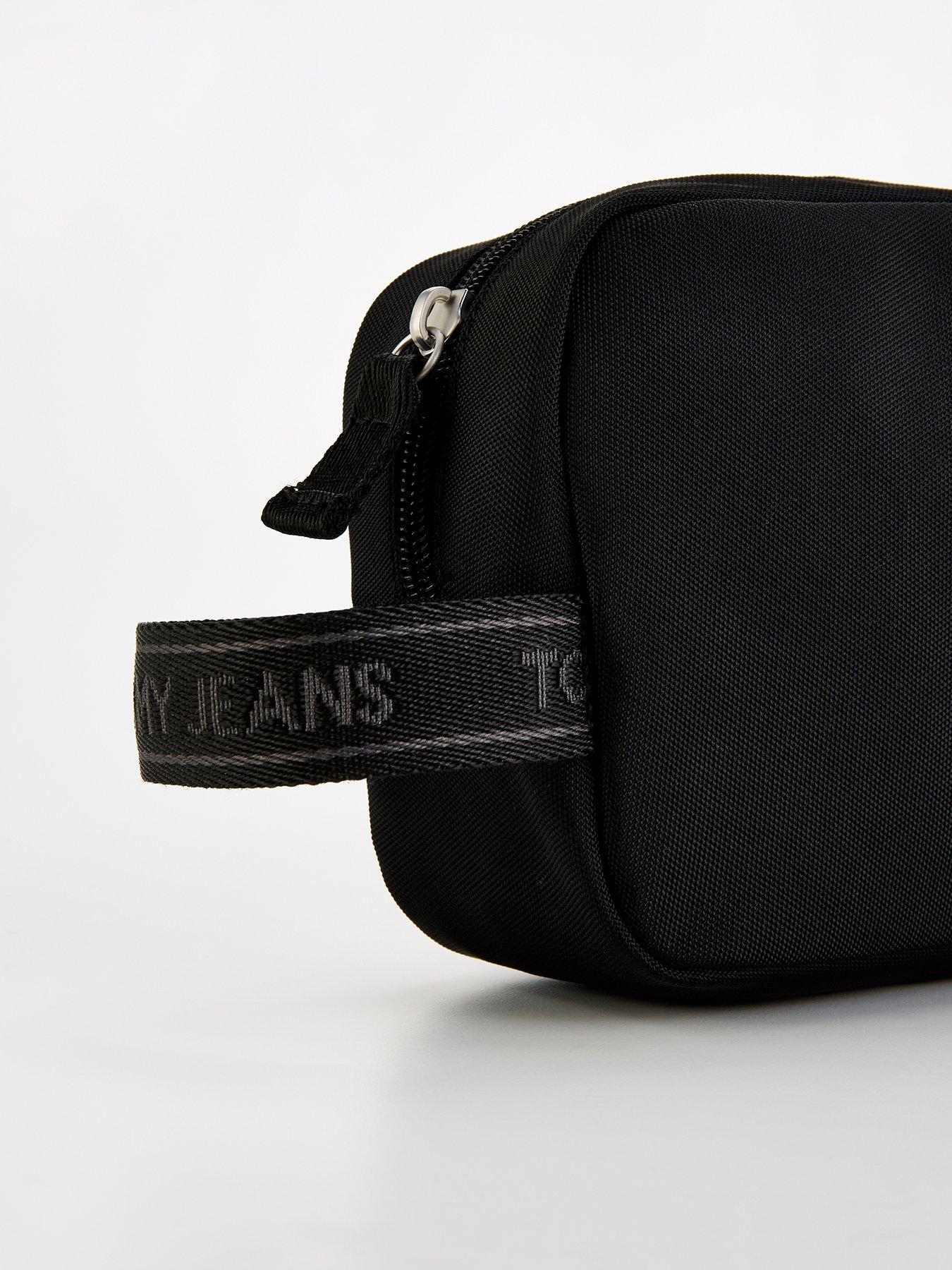 tommy-jeans-tommy-jeans-essential-daily-flag-washbag-blackdetail