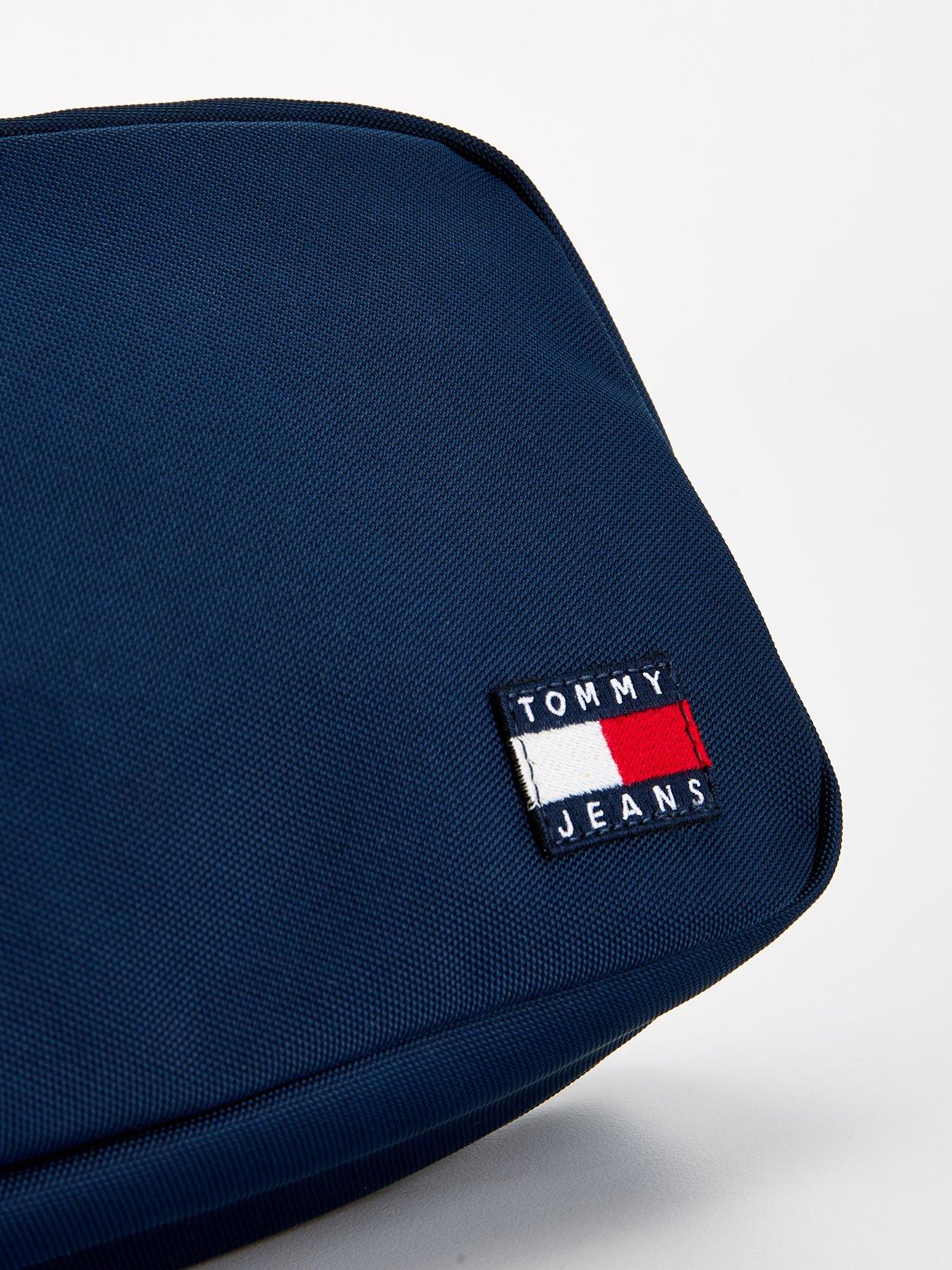 tommy-jeans-tommy-jeans-essential-daily-flag-washbag-navyoutfit