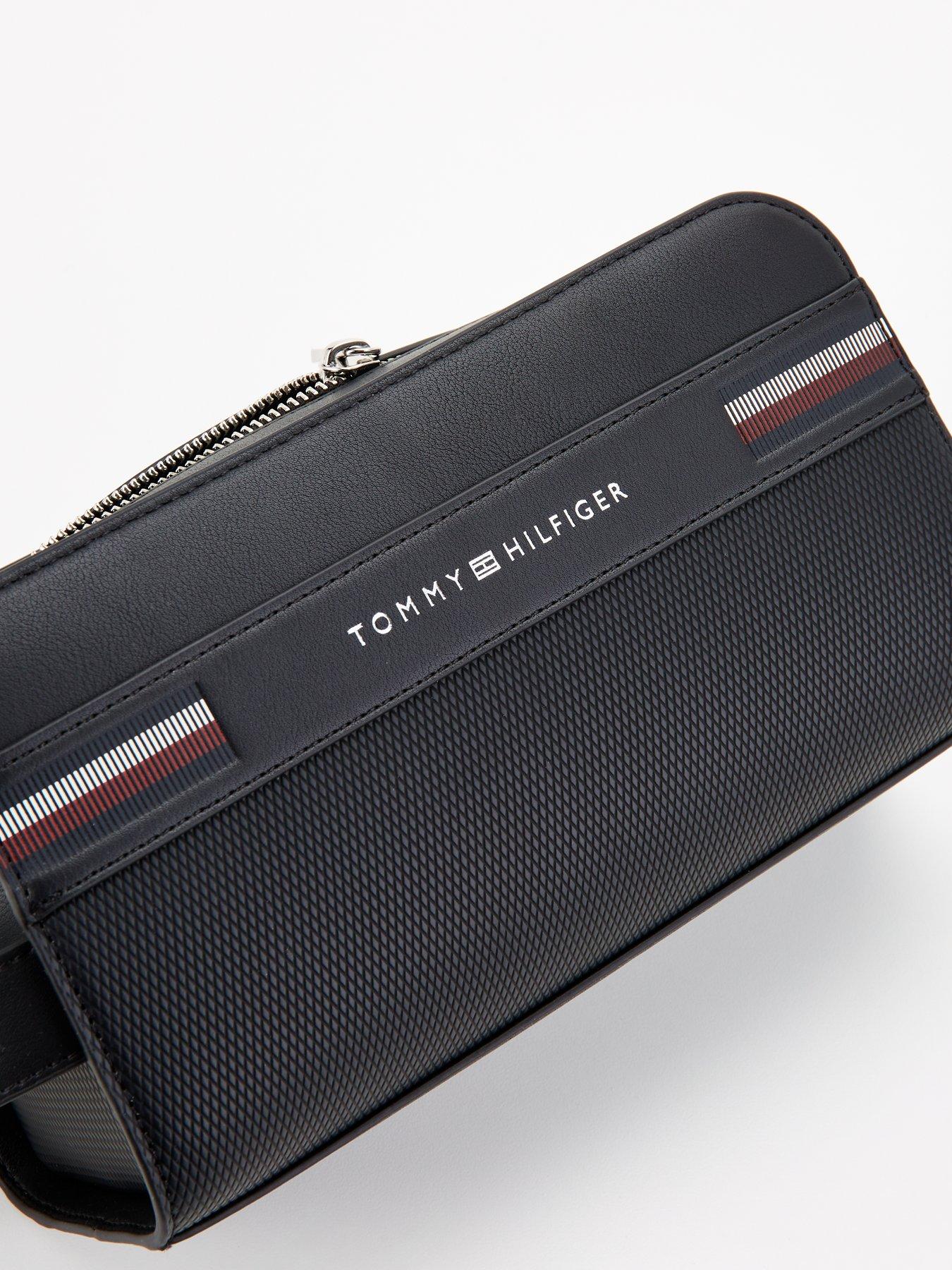 tommy-hilfiger-tommy-hilfiger-global-stripe-texture-medium-washbag-blackoutfit