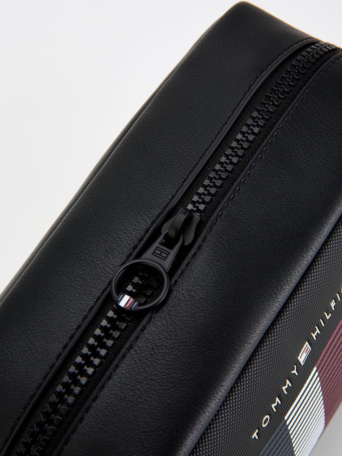 tommy-hilfiger-tommy-hilfiger-foundation-pique-global-stripe-washbag-blackdetail