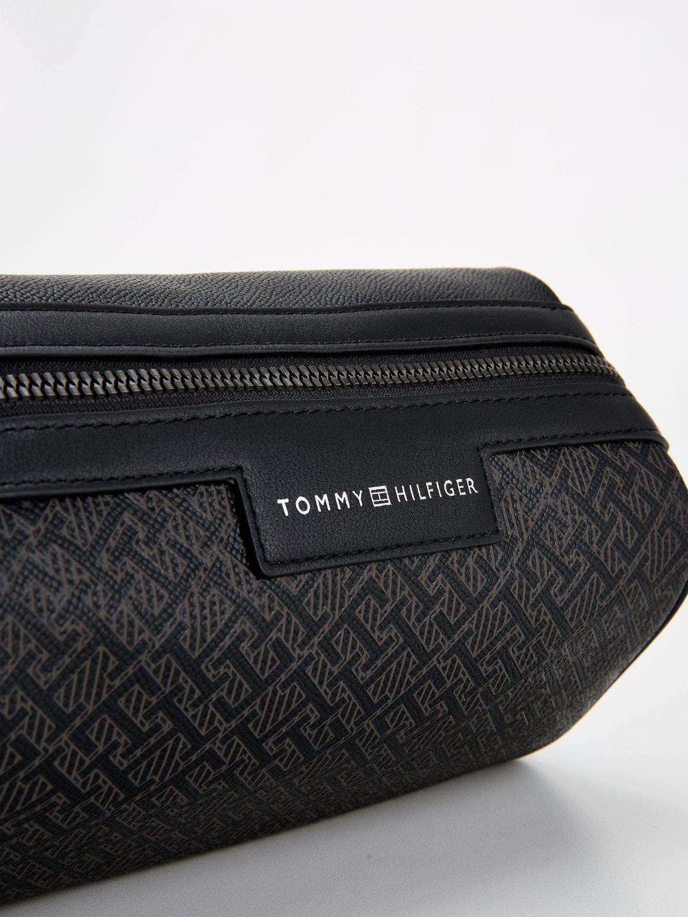 tommy-hilfiger-tommy-hilfiger-monogram-print-logo-medium-washbag-blackoutfit