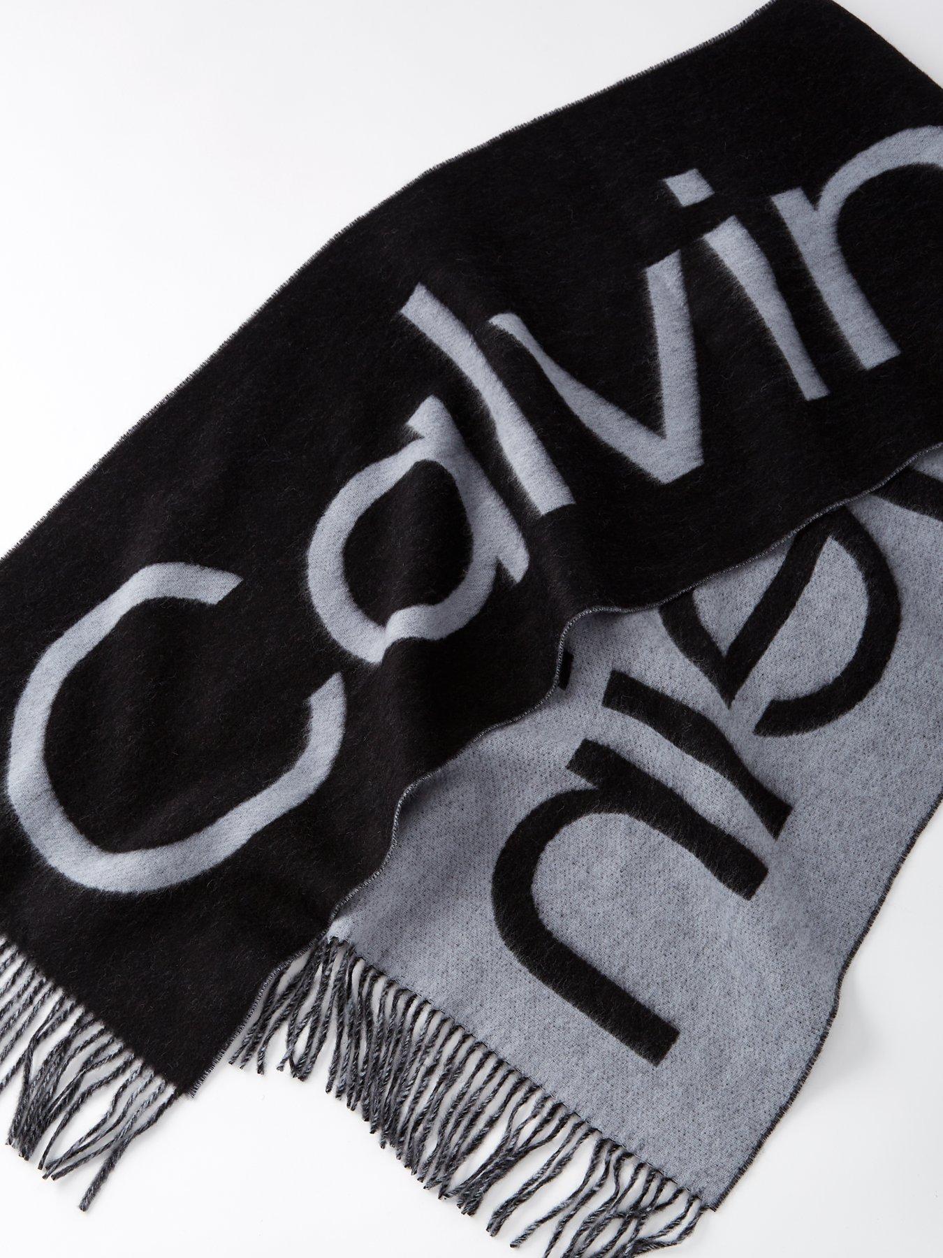 calvin-klein-calvin-klein-classic-wool-signiture-scarf-dark-greyoutfit