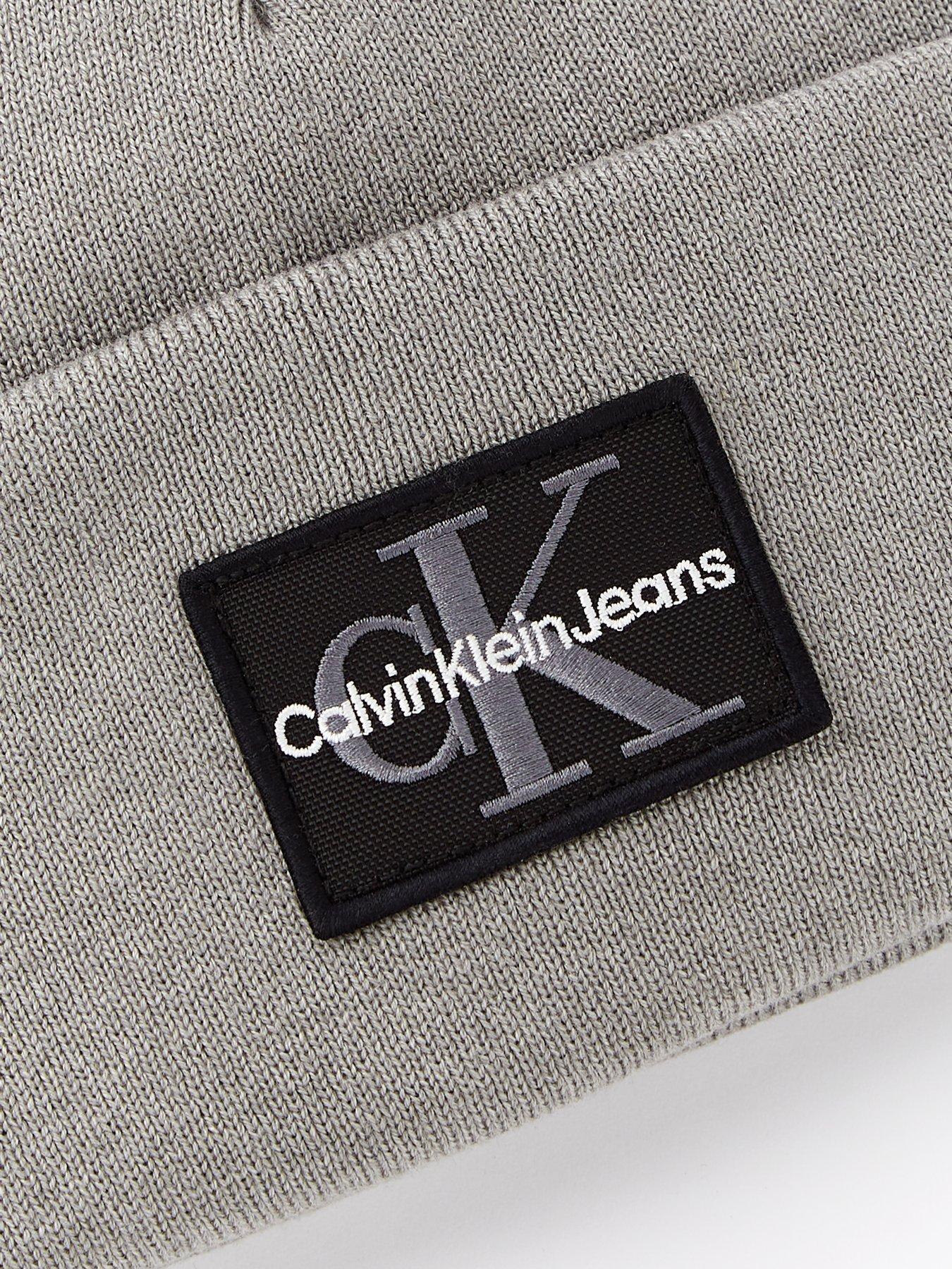 calvin-klein-jeans-calvin-klein-jeans-mono-logo-patch-beanie-hat-greyoutfit