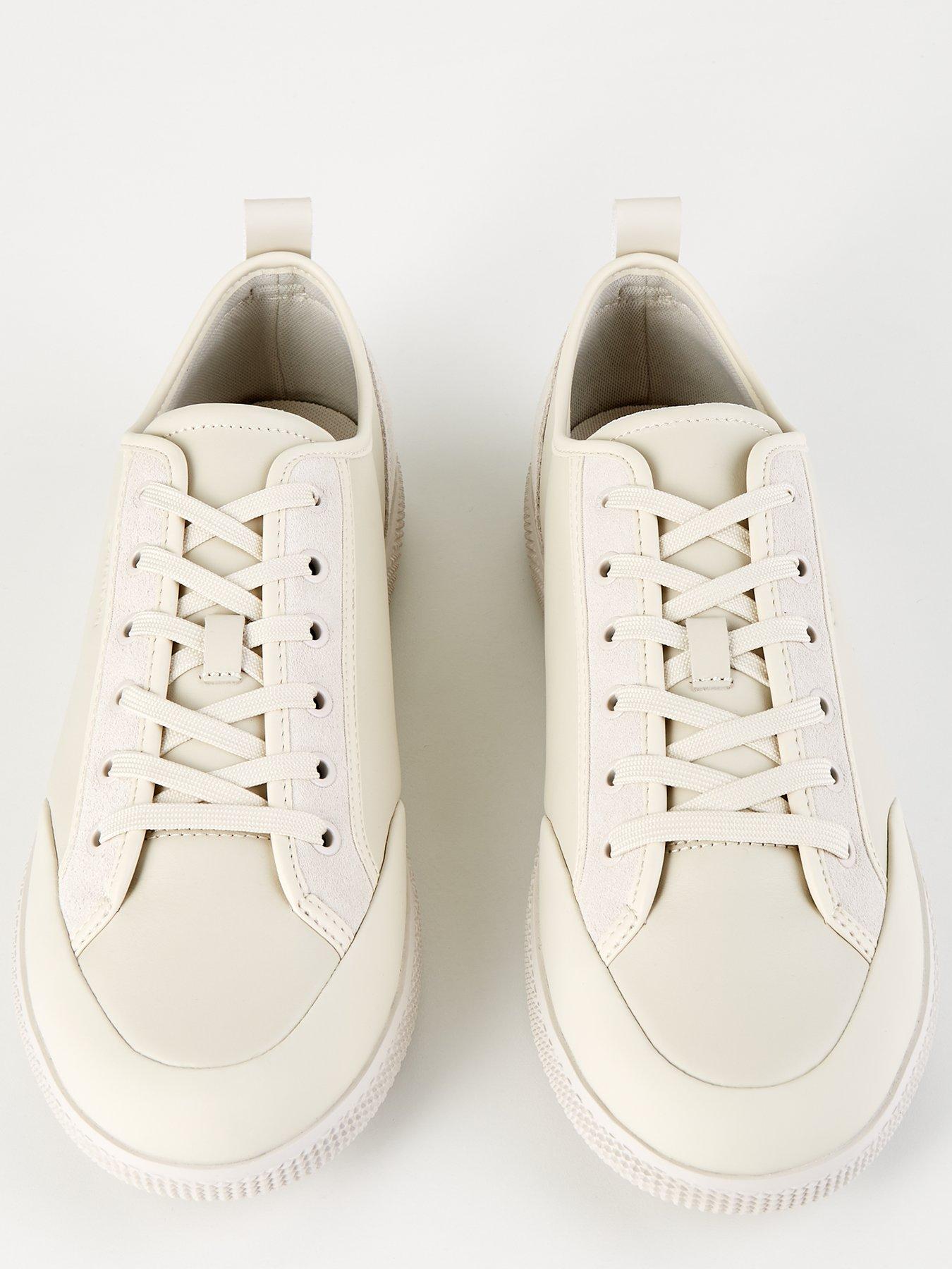 calvin-klein-calvin-klein-low-top-patent-trim-lace-up-sneakers-creamoutfit