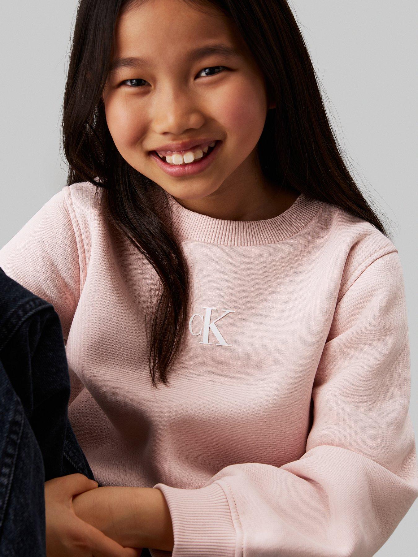 calvin-klein-jeans-girls-ck-logo-crewneck-fleece-sweatshirt-light-pinkoutfit