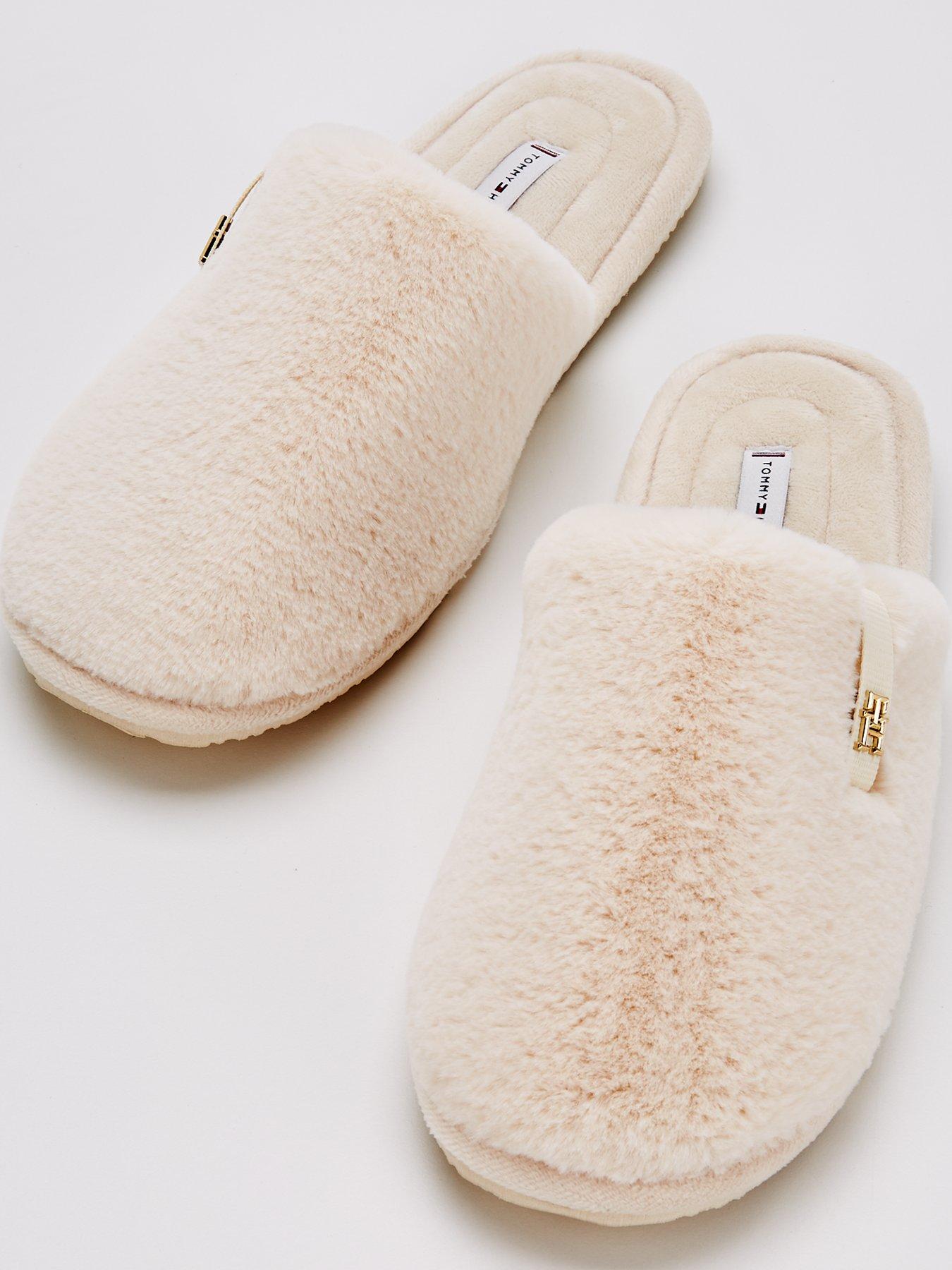 tommy-hilfiger-logo-hardwear-slippers-whiteoutfit