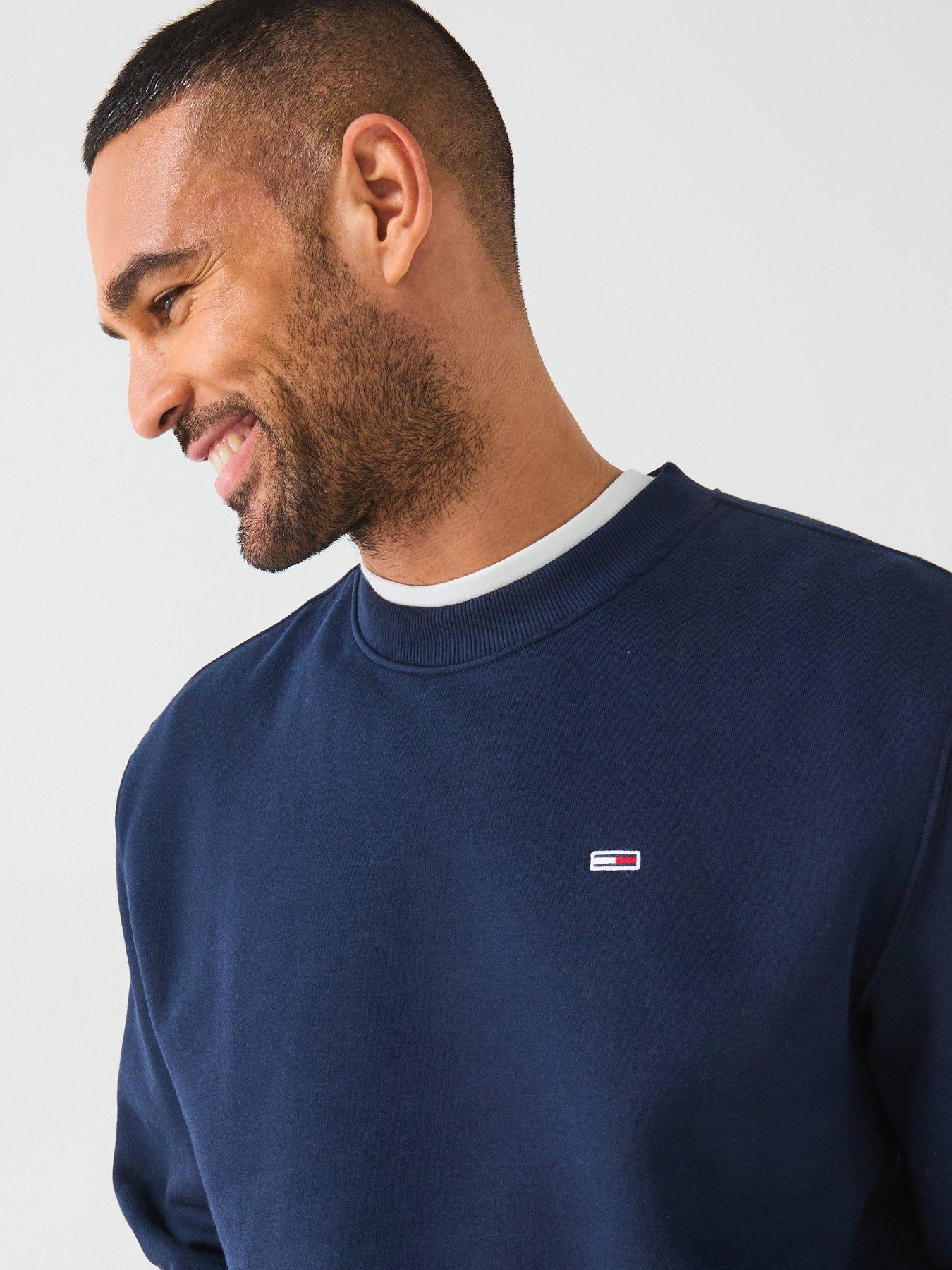 tommy-jeans-regular-fit-small-left-chest-flag-crew-neck-sweatshirt-navyoutfit