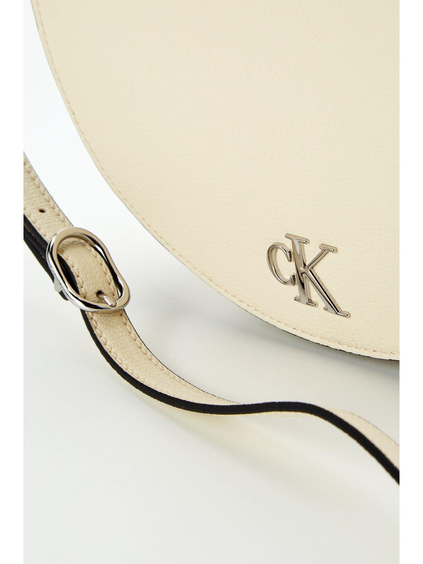 calvin-klein-jeans-monogram-saddle-crossbody-bag-whiteoutfit