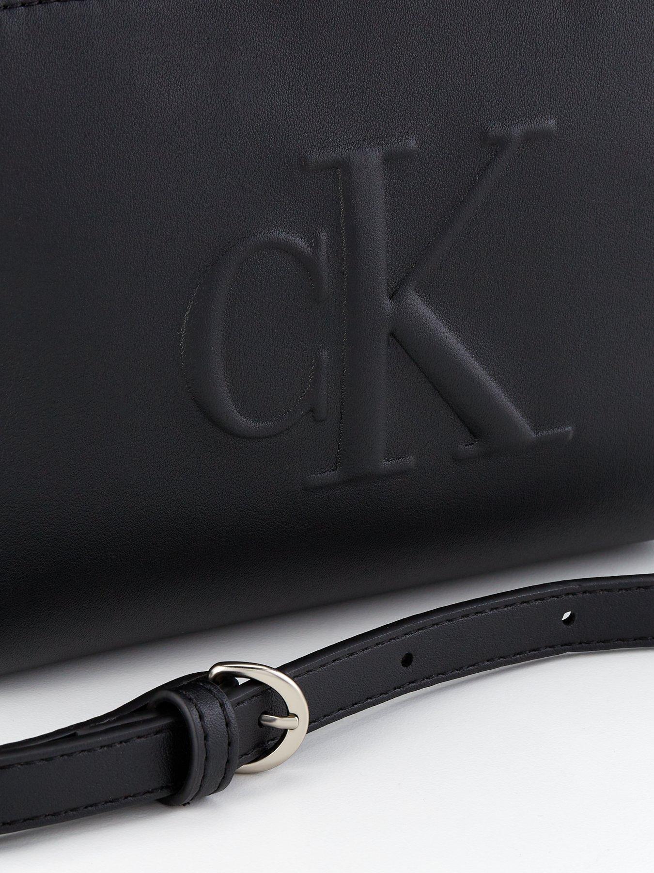 calvin-klein-jeans-sculpted-camera-bag-blackoutfit