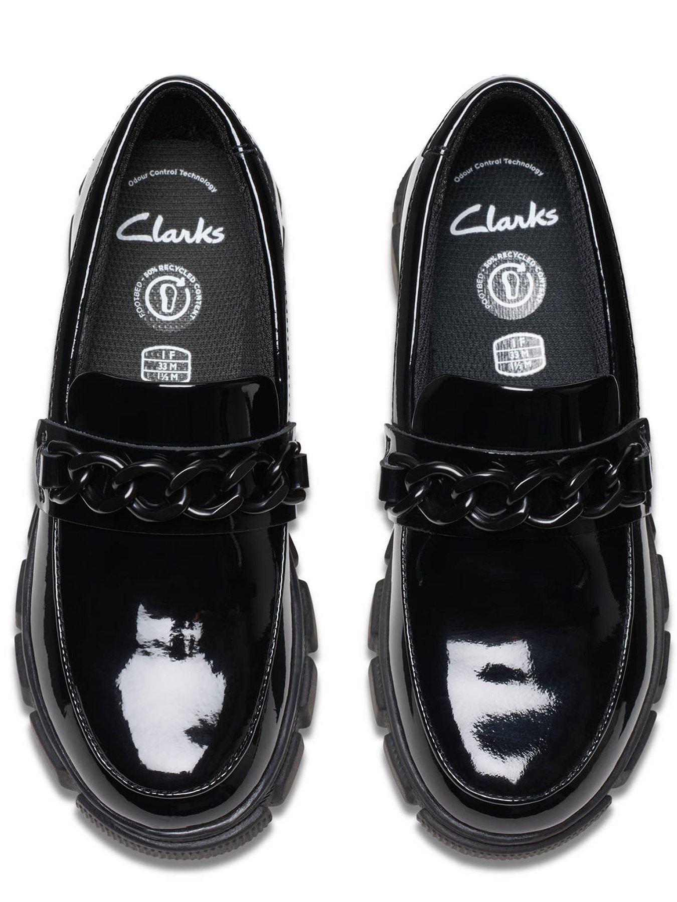 clarks-kids-evyn-walk-chain-patent-leather-loaferoutfit