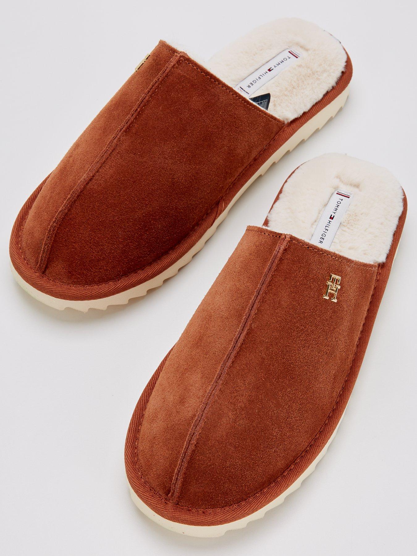 tommy-hilfiger-logo-slippers-brownoutfit