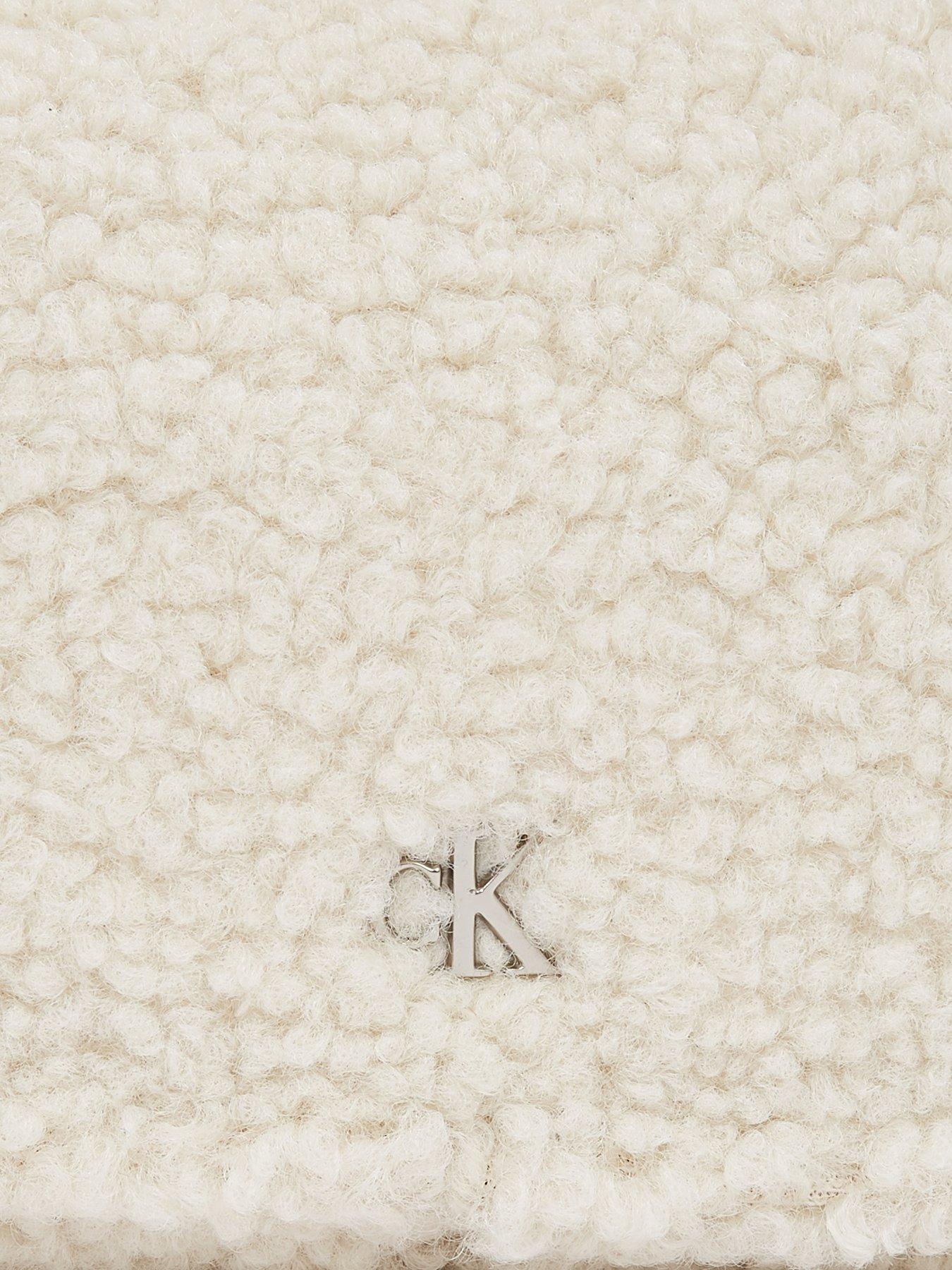 calvin-klein-jeans-sherpa-mini-zip-crossbody-bag-creamdetail