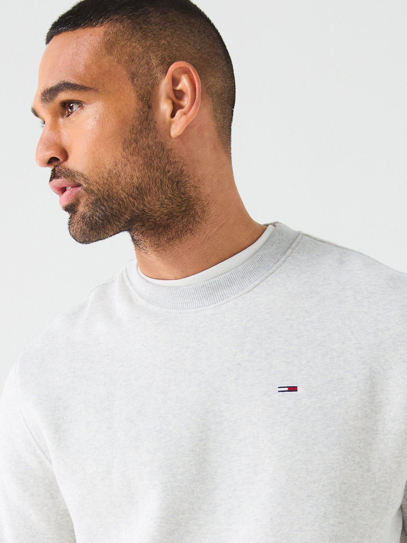 tommy-jeans-regular-fit-small-left-chest-flag-crew-neck-sweatshirt-light-greyoutfit