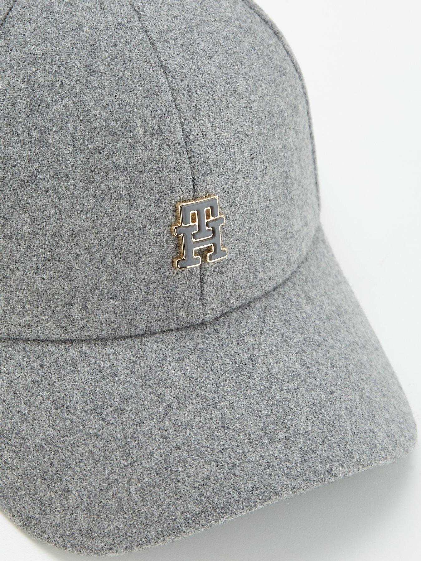 tommy-hilfiger-monogram-winter-cap-greyoutfit