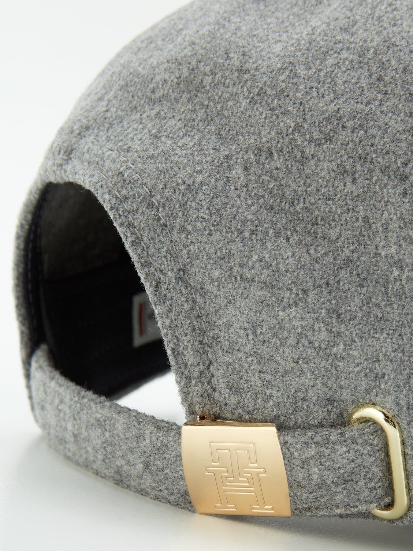 tommy-hilfiger-monogram-winter-cap-greydetail