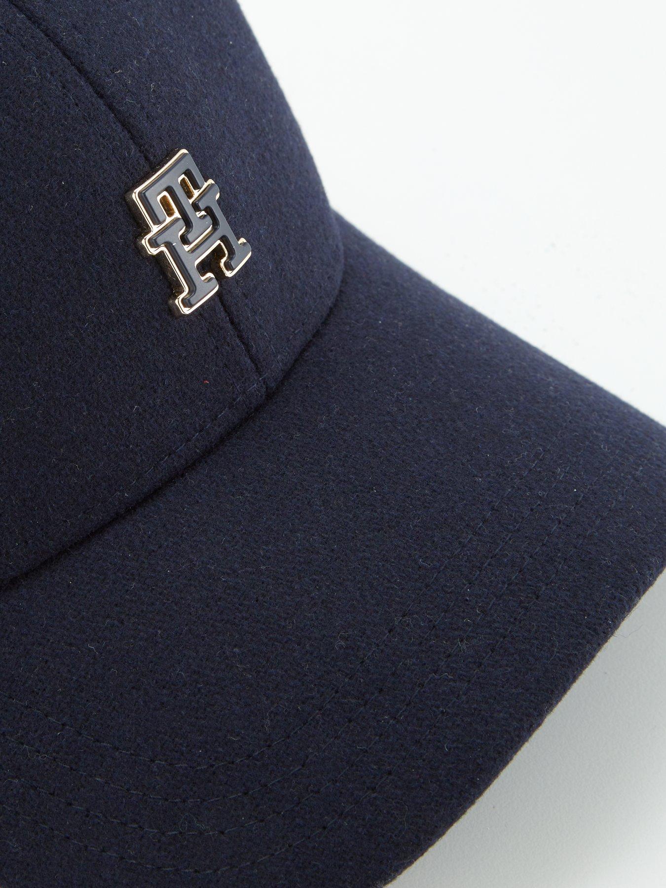 tommy-hilfiger-monogram-winter-cap-blackoutfit