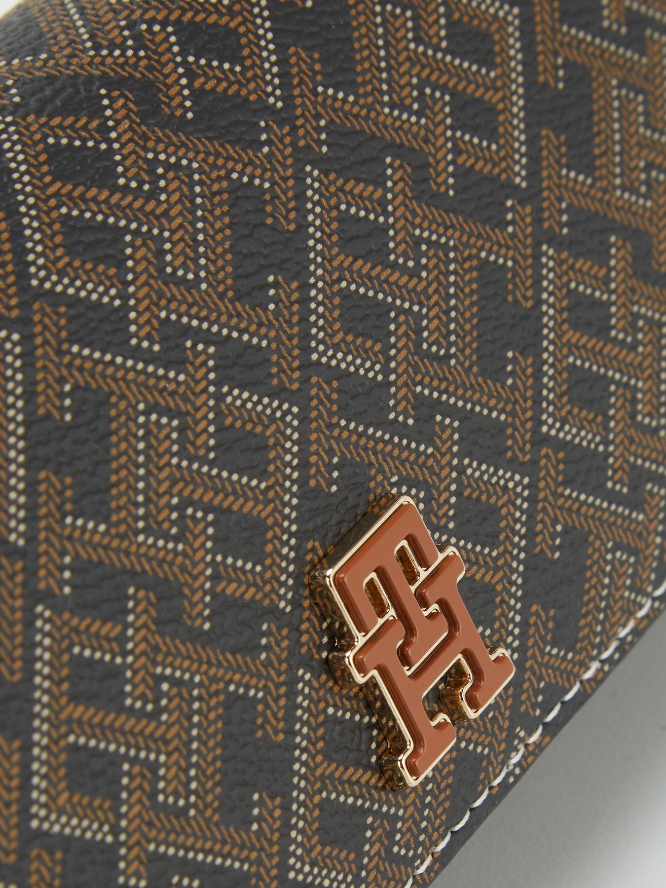 tommy-hilfiger-monogram-flap-crossbody-bag-brownoutfit