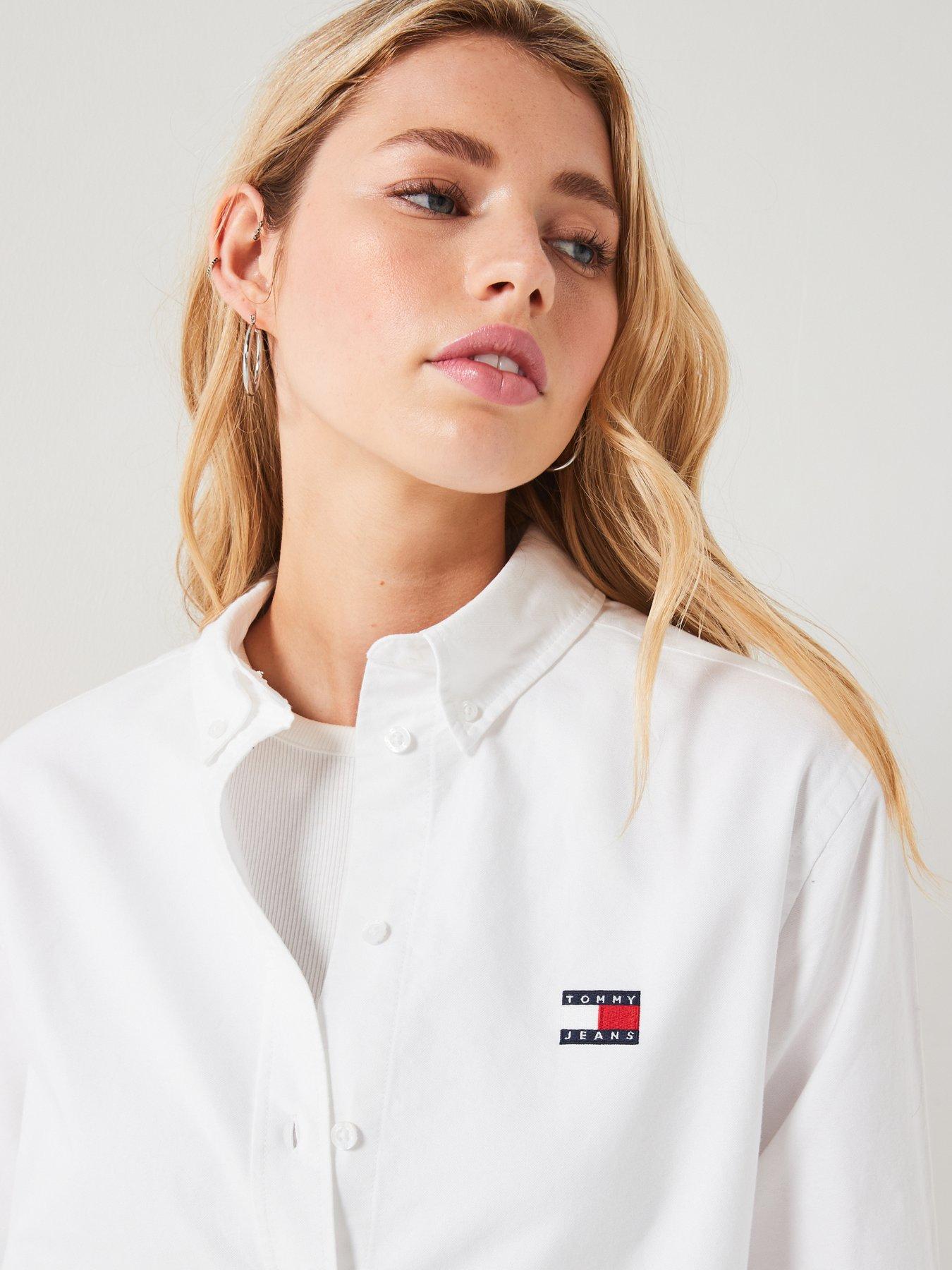 tommy-jeans-badge-logo-relaxed-shirt-whiteoutfit