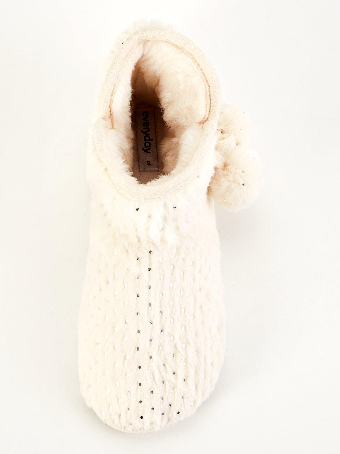 everyday-textured-slipper-boot-with-poms-creamoutfit