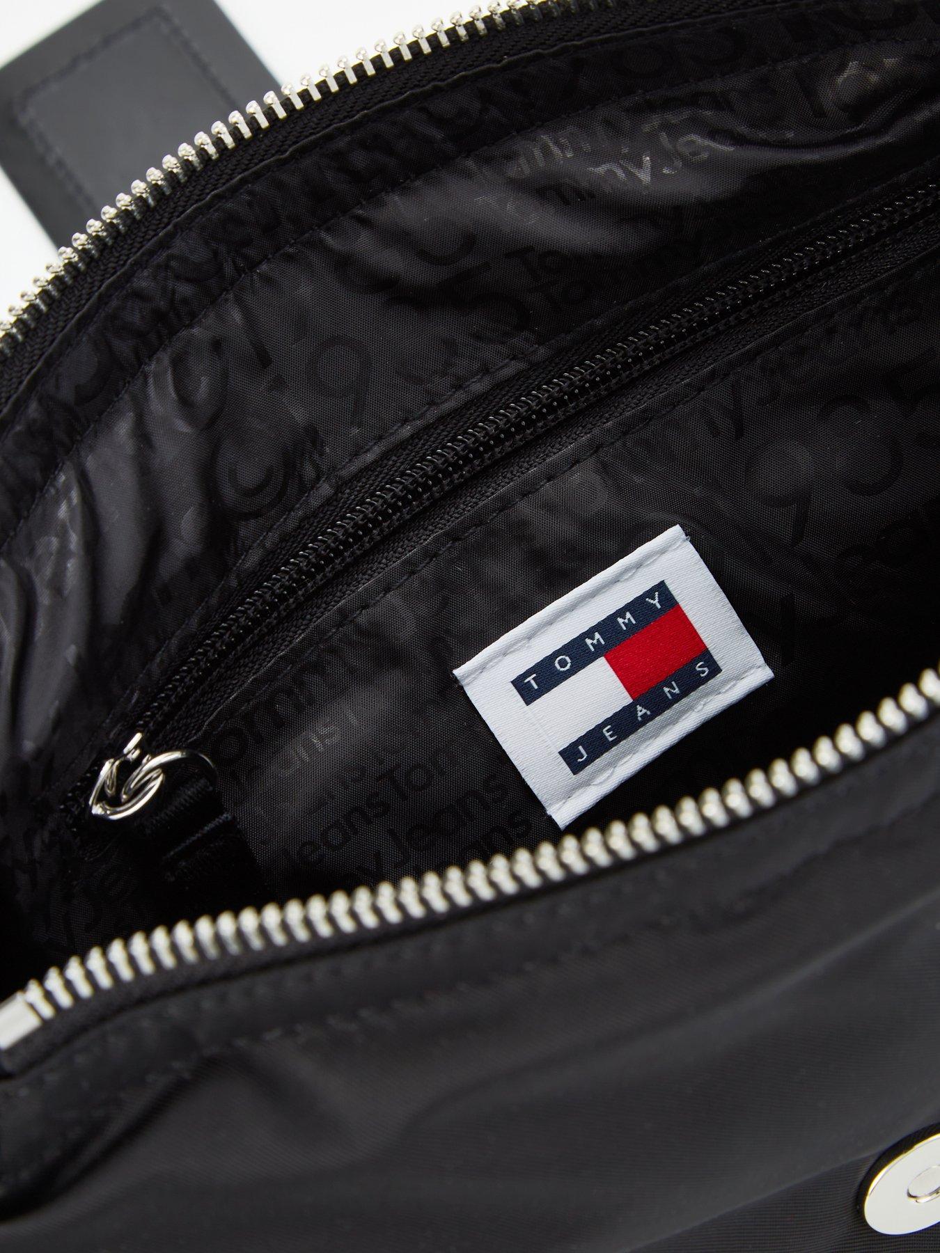 tommy-jeans-buckle-logo-shoulder-bag-blackdetail