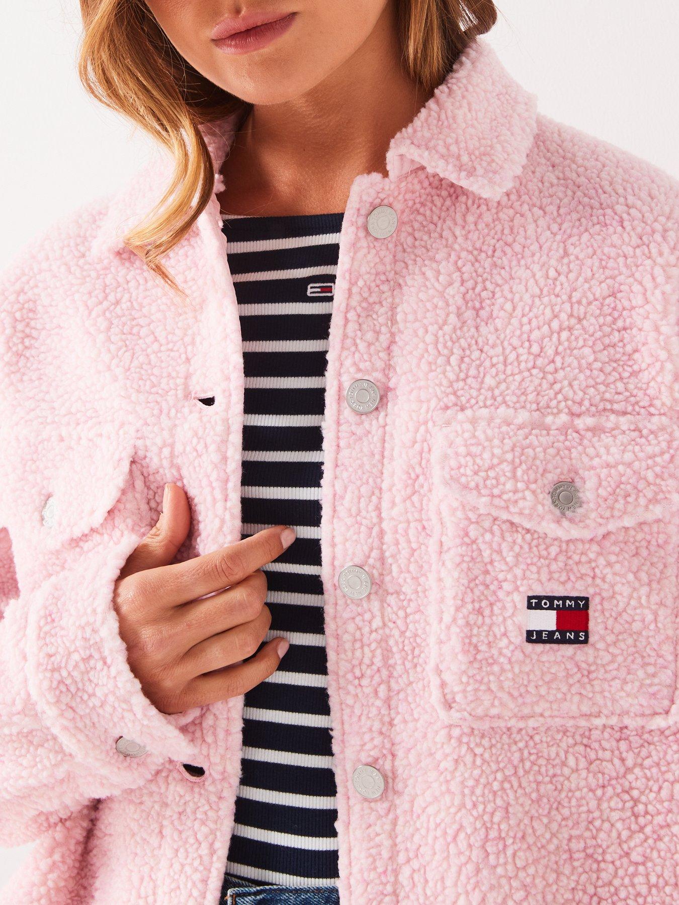 tommy-jeans-badge-logo-teddy-shirt-pinkoutfit