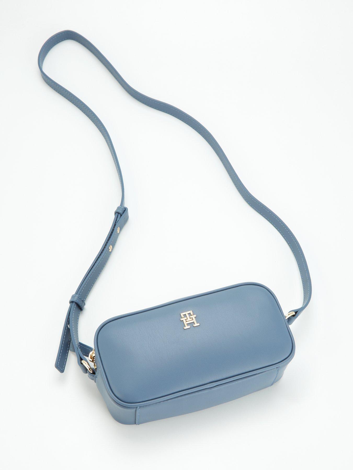 tommy-hilfiger-monogram-logo-camera-bag-blueoutfit