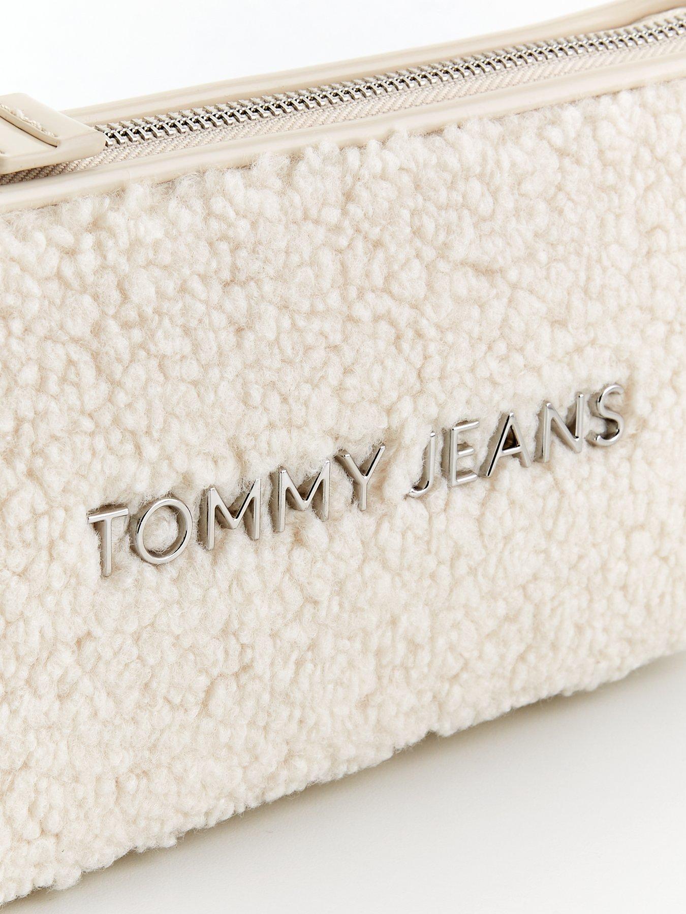 tommy-jeans-sherpa-shoulder-bag-whiteoutfit