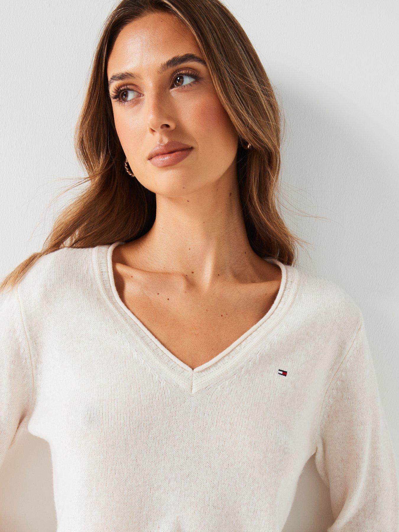 tommy-hilfiger-soft-wool-v-neck-jumper-creamoutfit