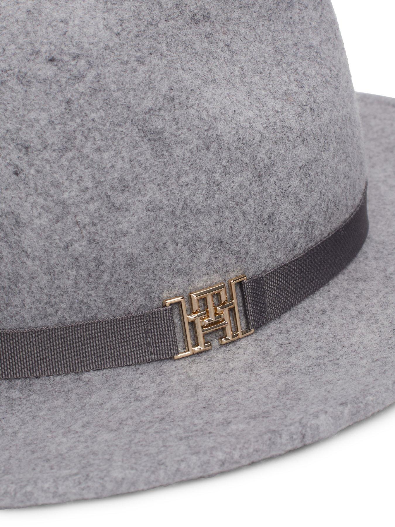 tommy-hilfiger-monogram-fedora-hat-greyoutfit