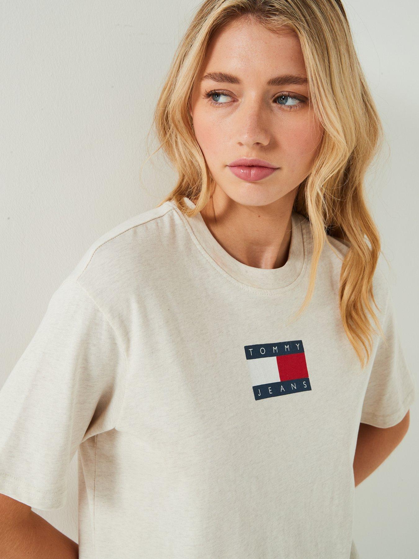 tommy-jeans-flag-logo-t-shirt-whiteoutfit